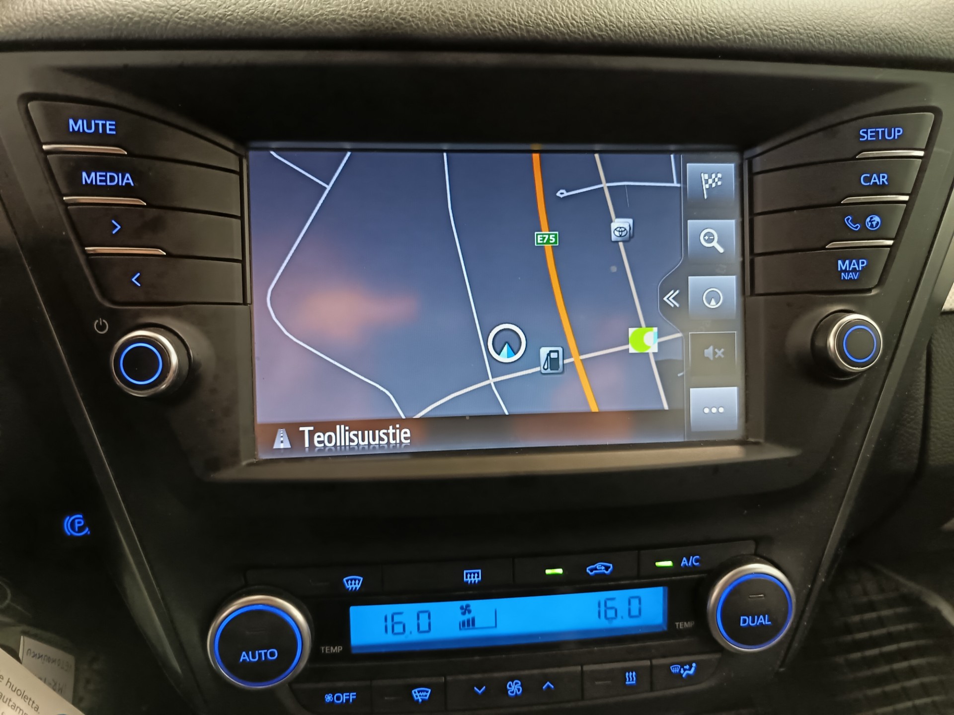 TOYOTA Avensis 2016