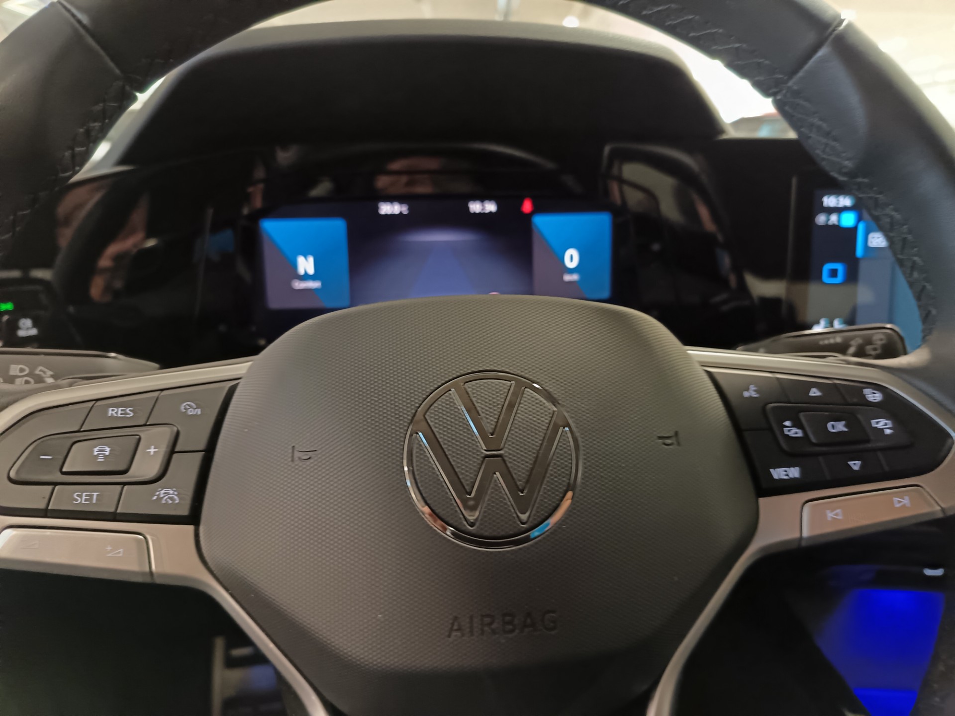 VOLKSWAGEN Golf 2023