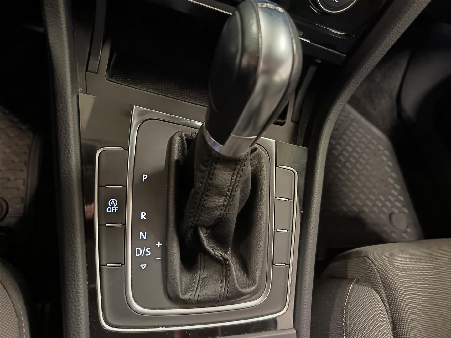 VOLKSWAGEN Golf 2012