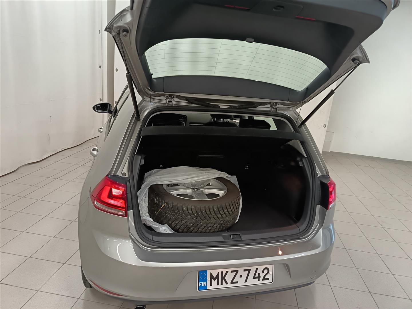 VOLKSWAGEN Golf 2012