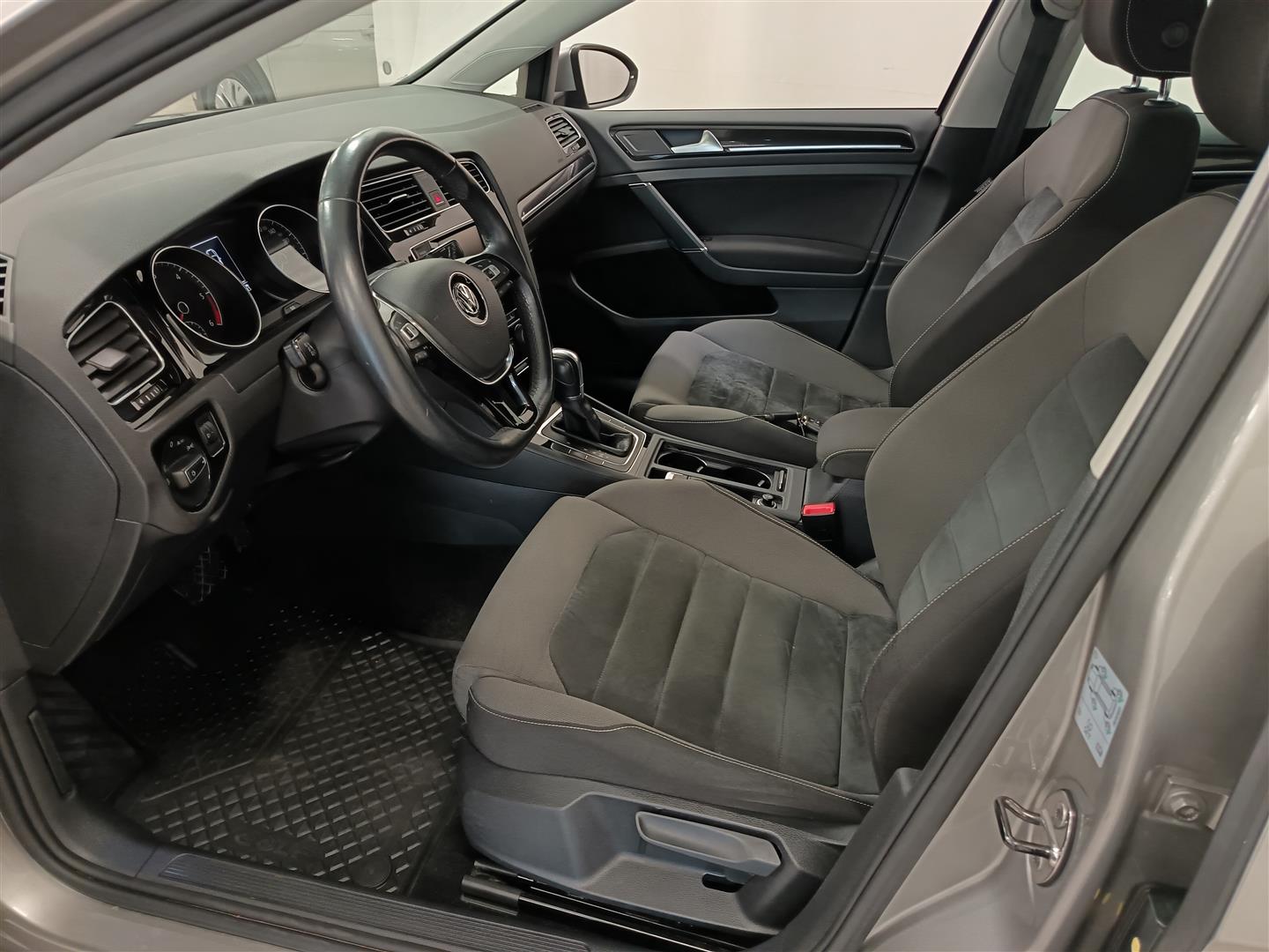 VOLKSWAGEN Golf 2012