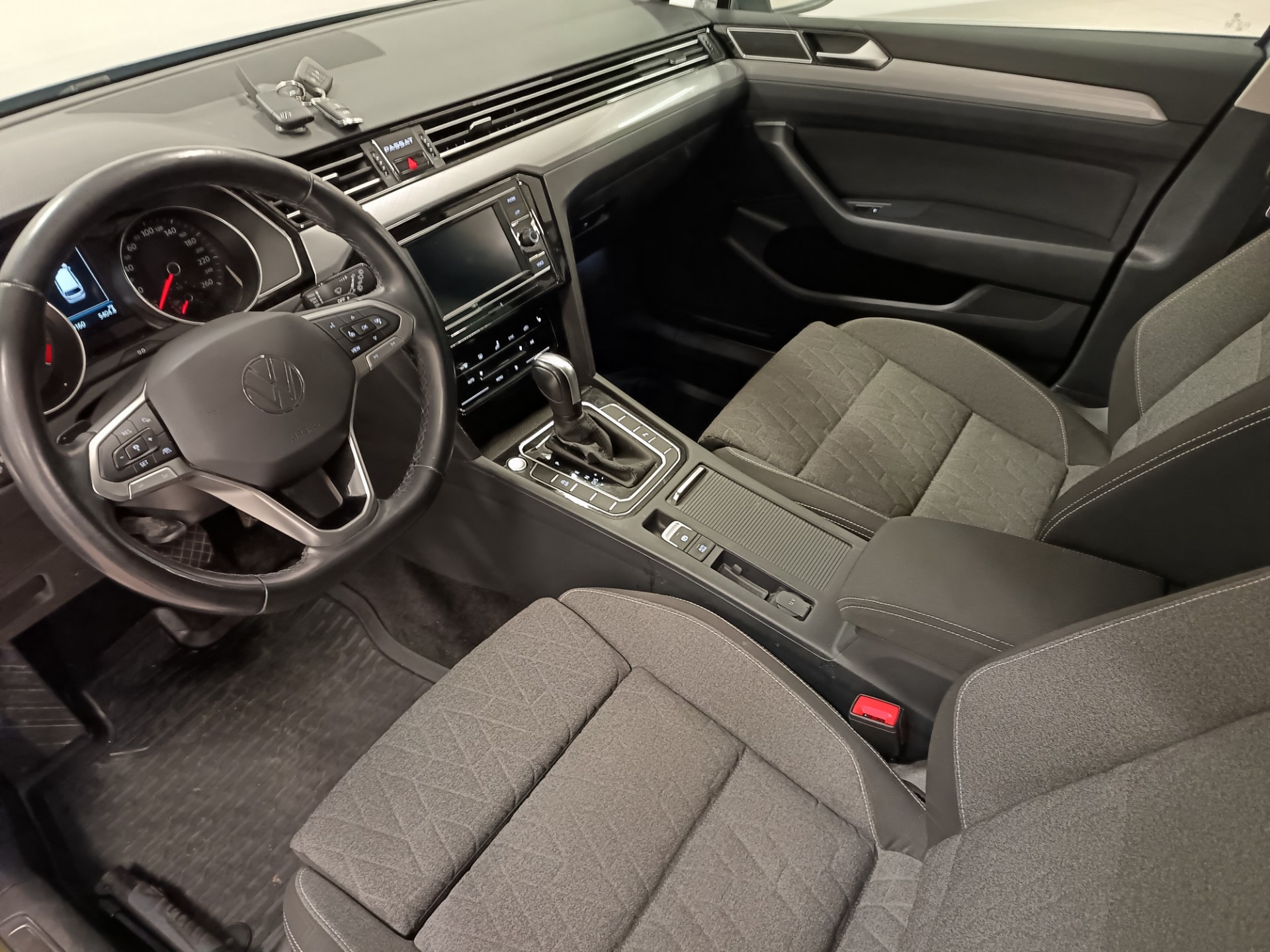 VOLKSWAGEN Passat 2023