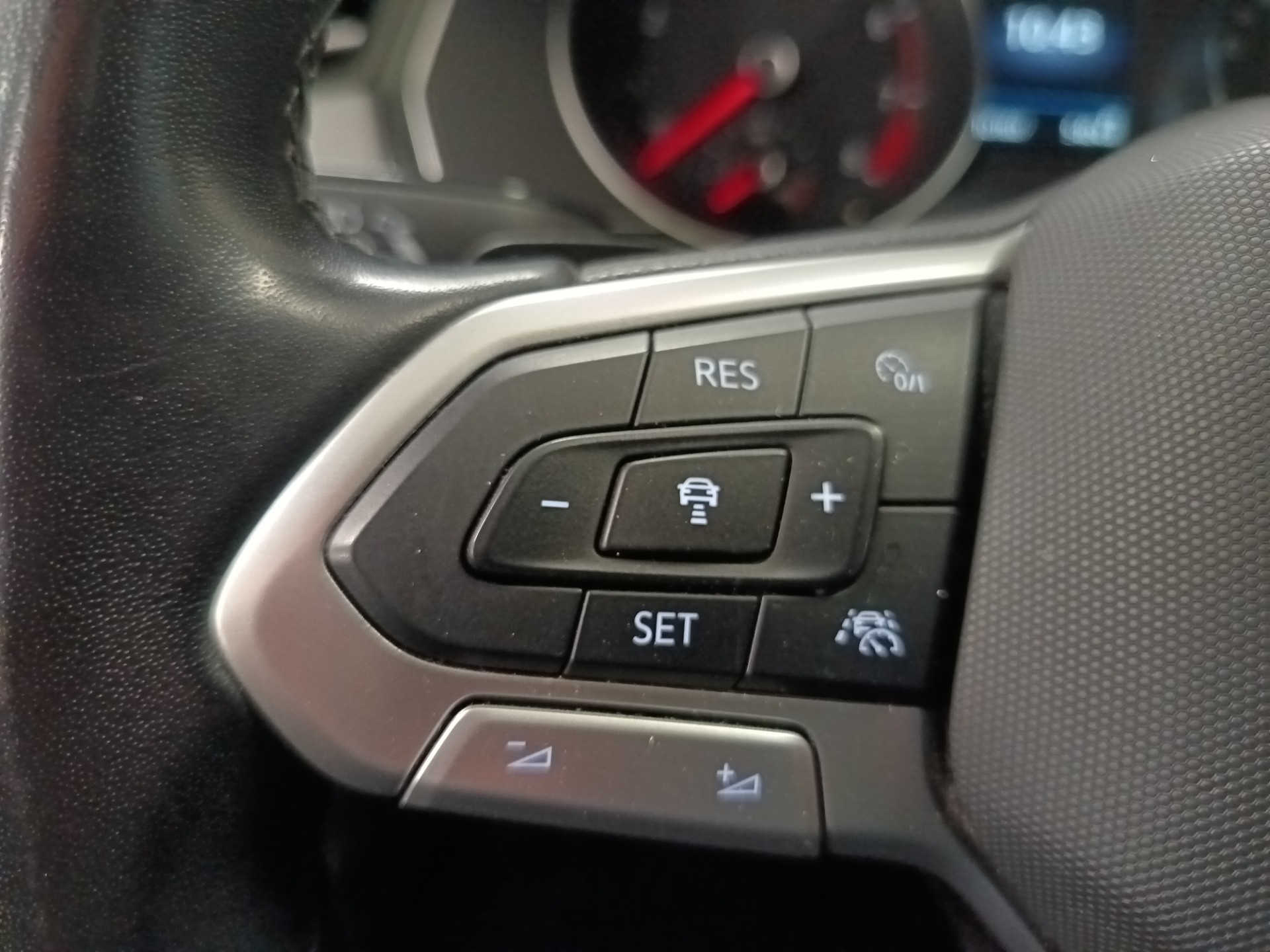 VOLKSWAGEN Passat 2023