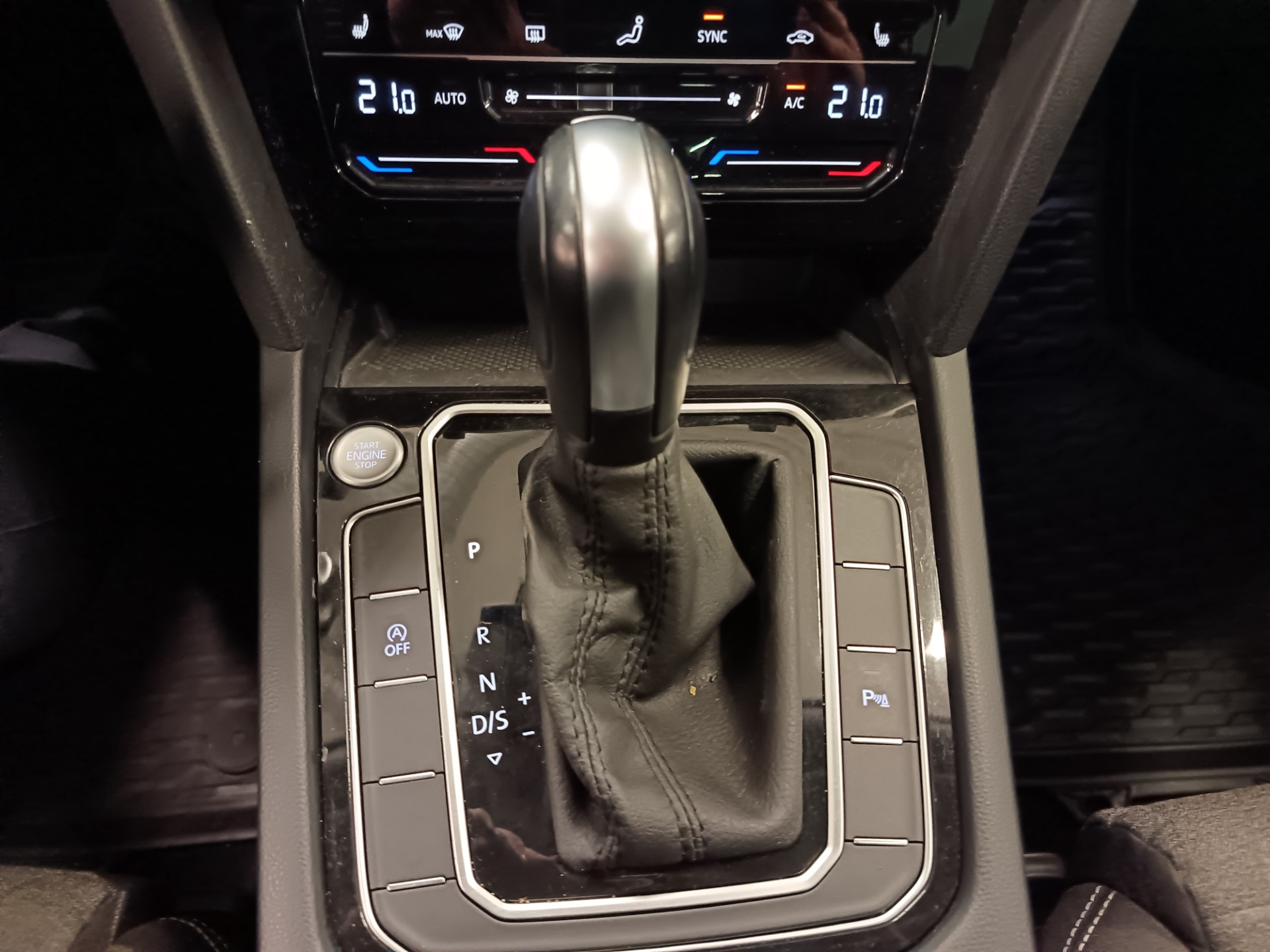 VOLKSWAGEN Passat 2023