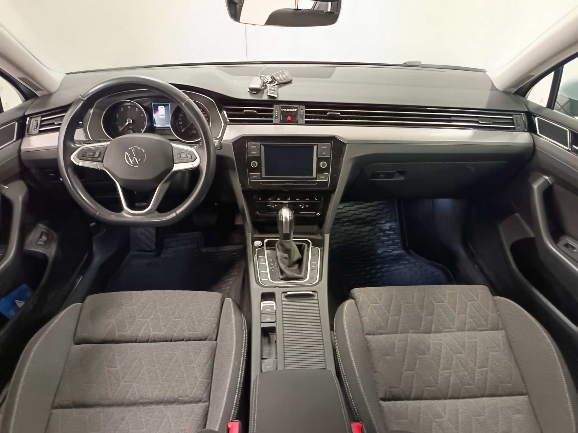 VOLKSWAGEN Passat 2023