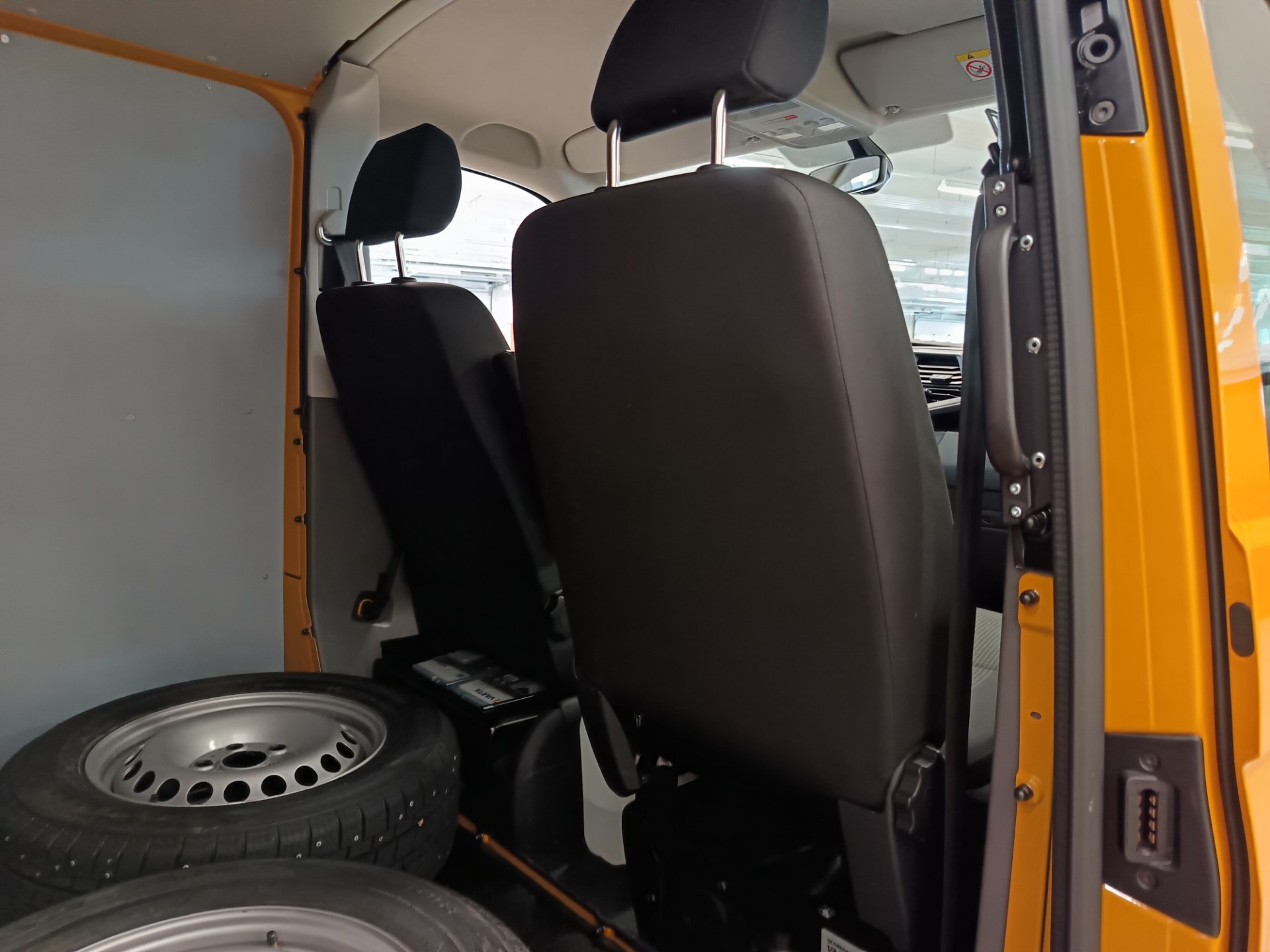VOLKSWAGEN Transporter 2024