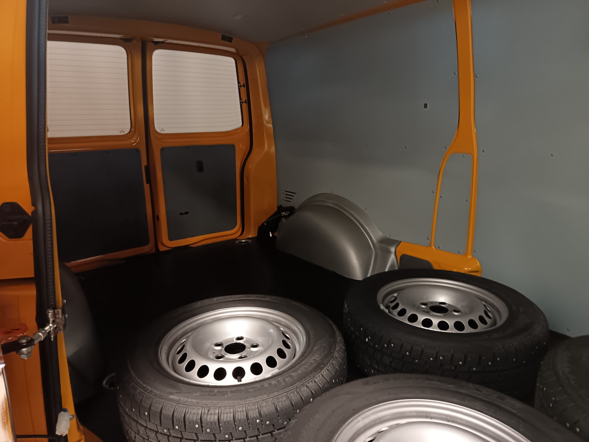VOLKSWAGEN Transporter 2024