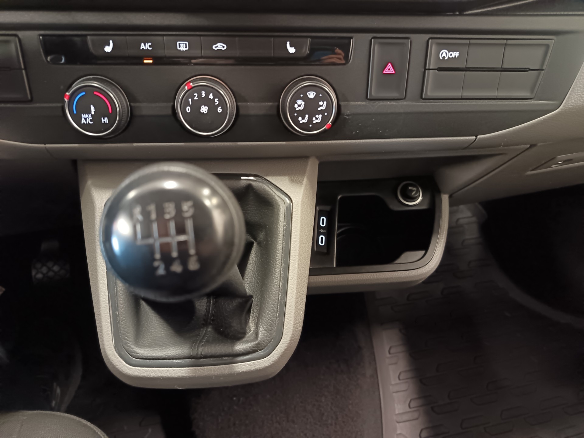 Volkswagen Caravelle 2023
