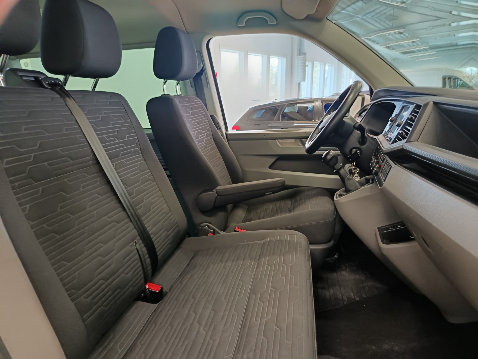 Volkswagen Caravelle 2023