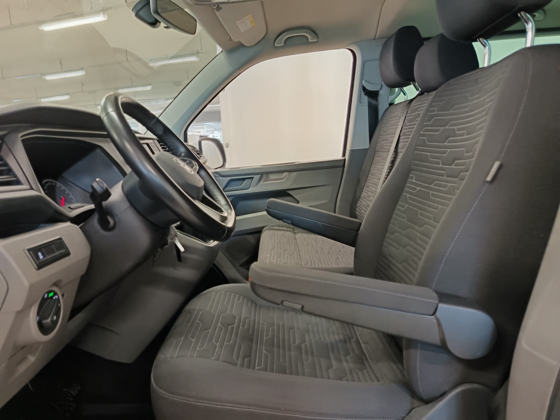Volkswagen Caravelle 2023