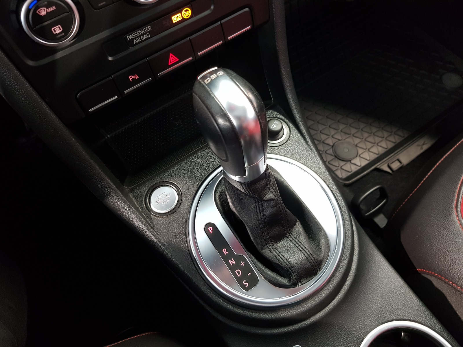 VOLKSWAGEN Beetle 2012