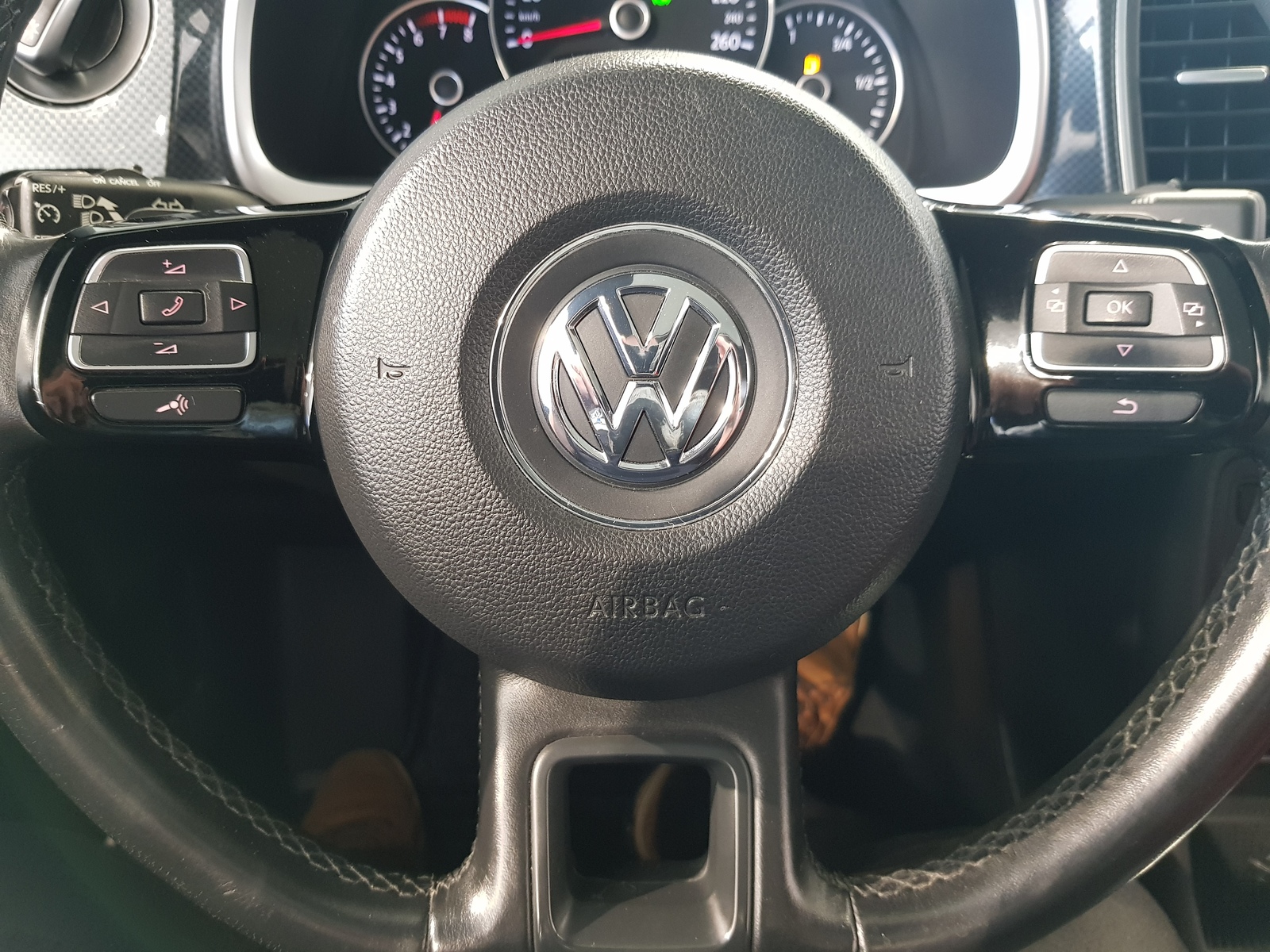 VOLKSWAGEN Beetle 2012