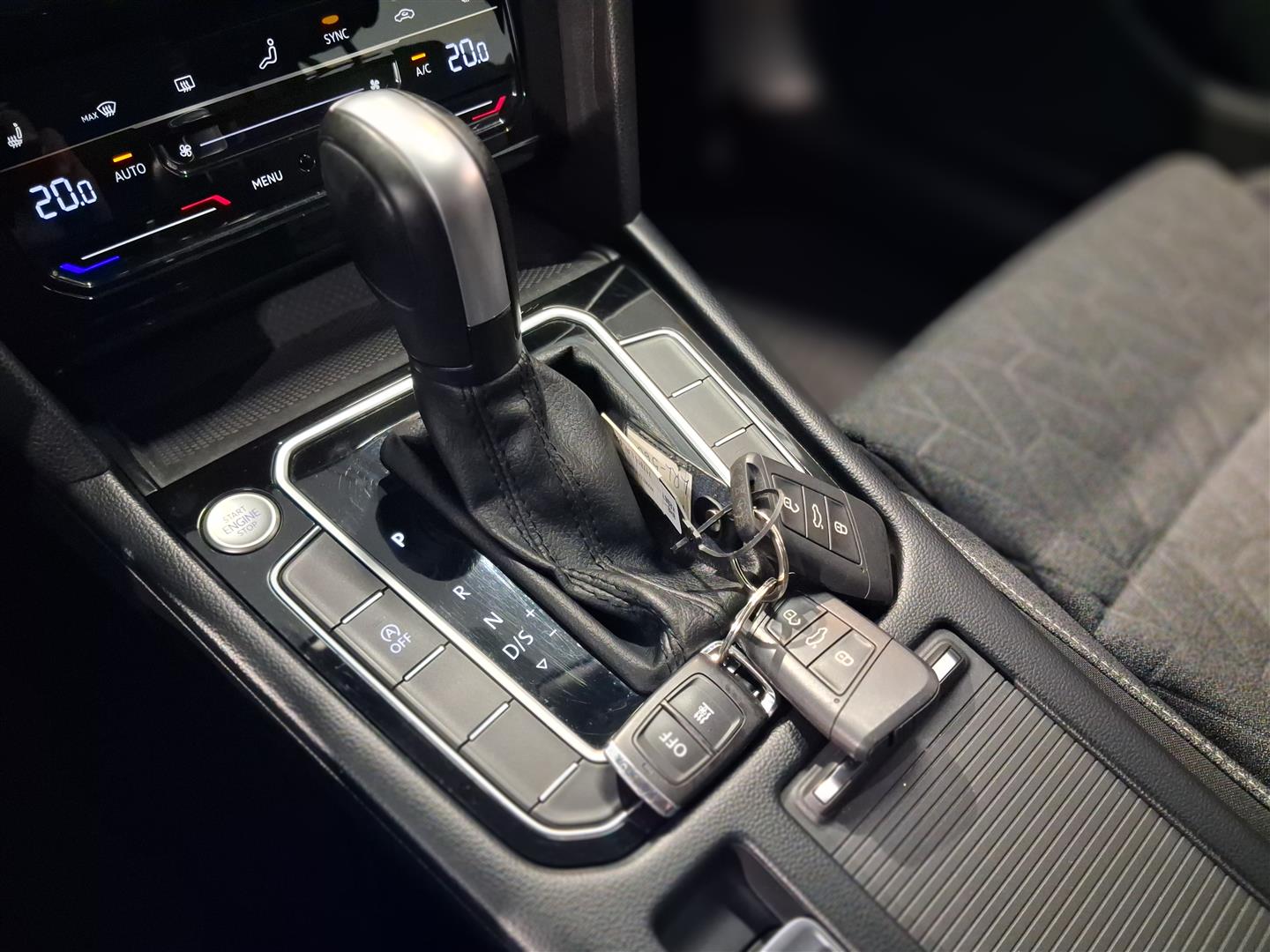 VOLKSWAGEN Passat 2023