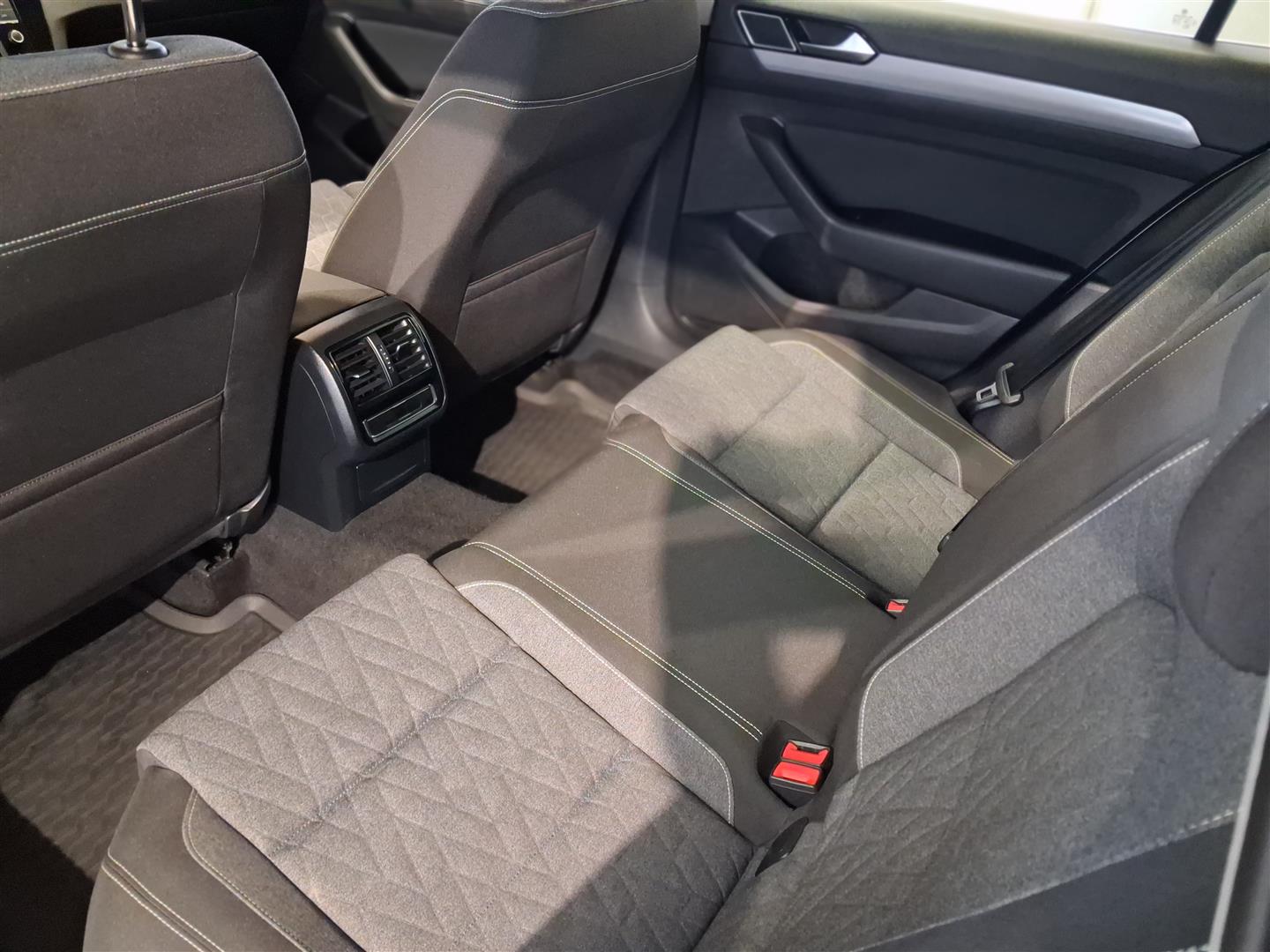 VOLKSWAGEN Passat 2023