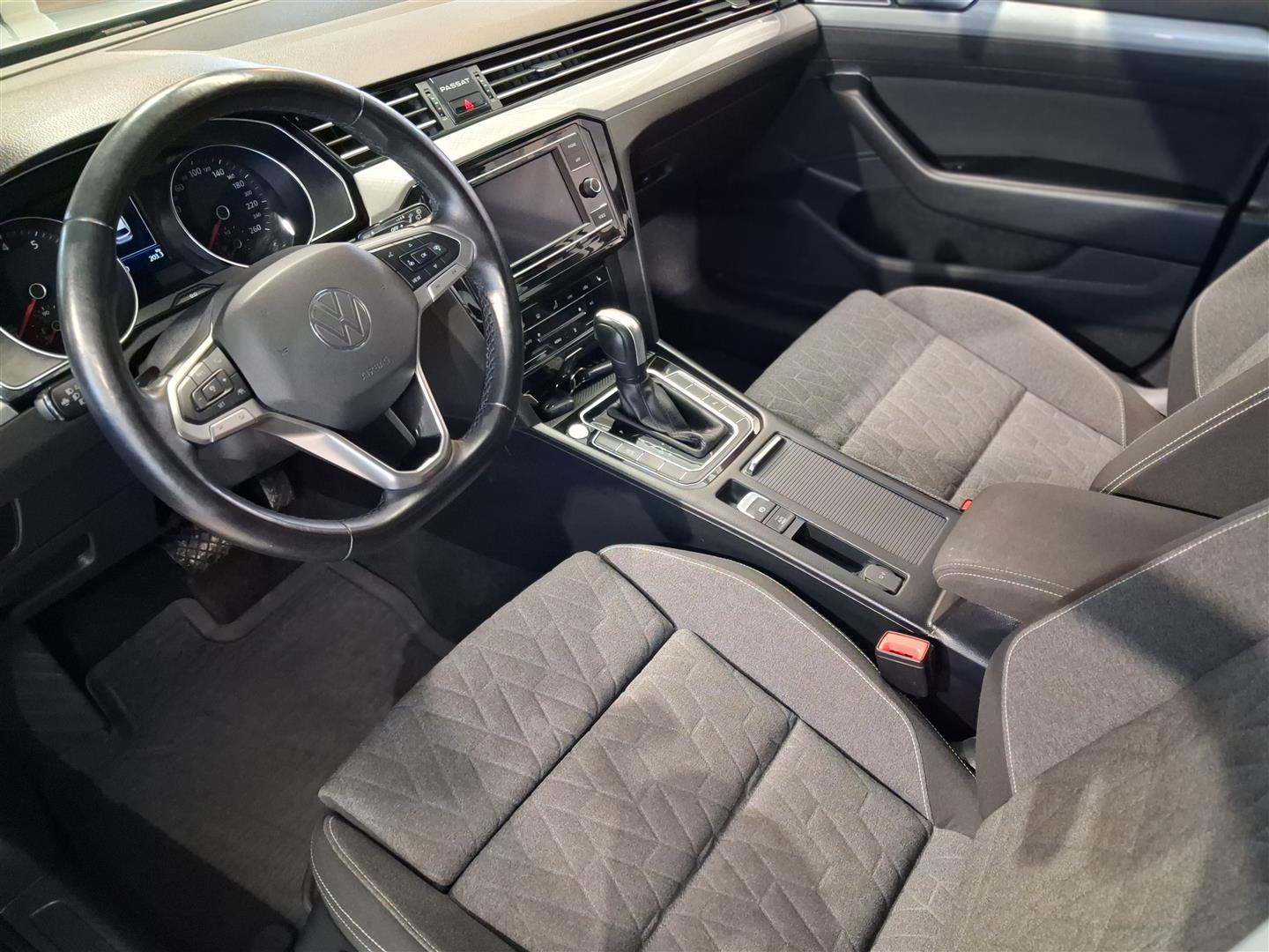 VOLKSWAGEN Passat 2023