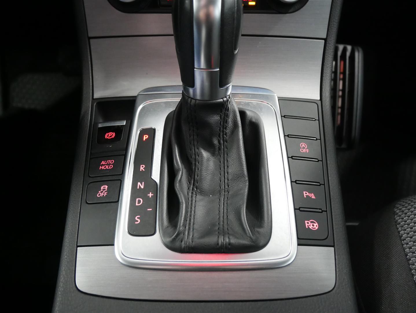 VOLKSWAGEN Passat 2012