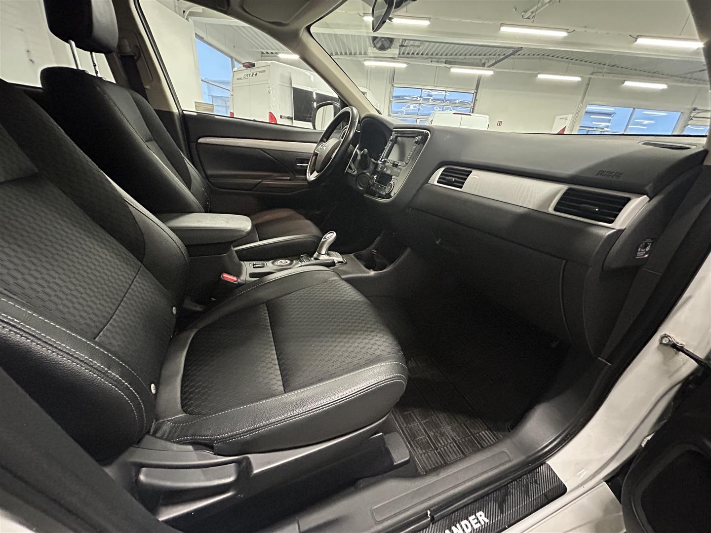 MITSUBISHI Outlander PHEV 2014