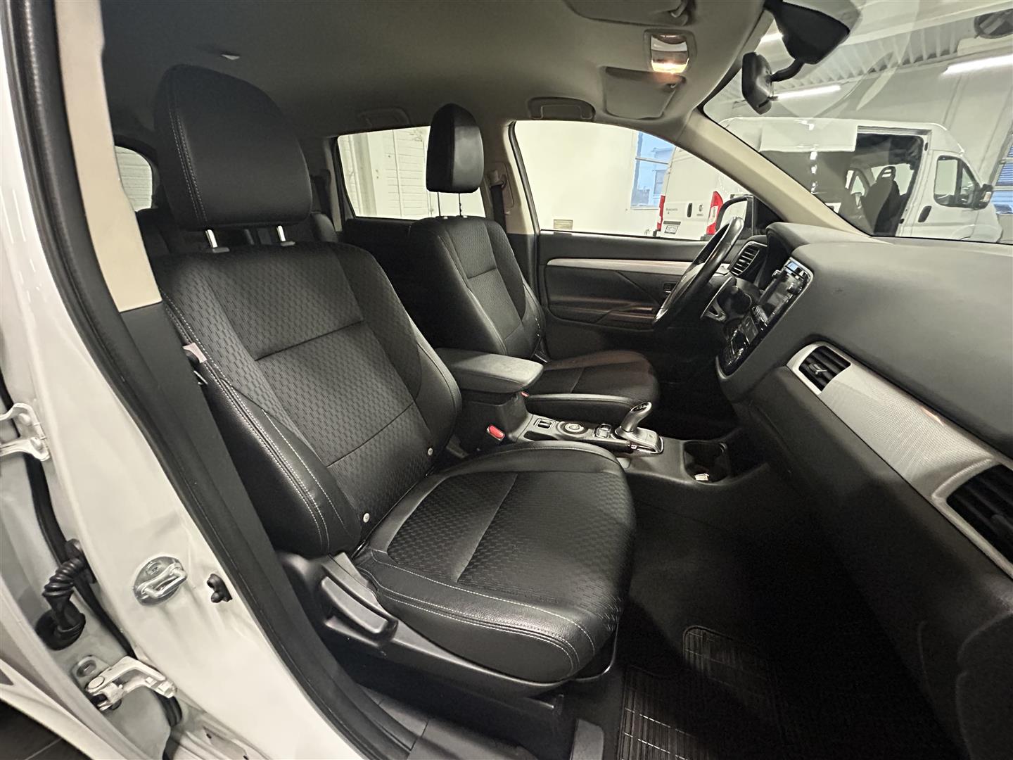 MITSUBISHI Outlander PHEV 2014