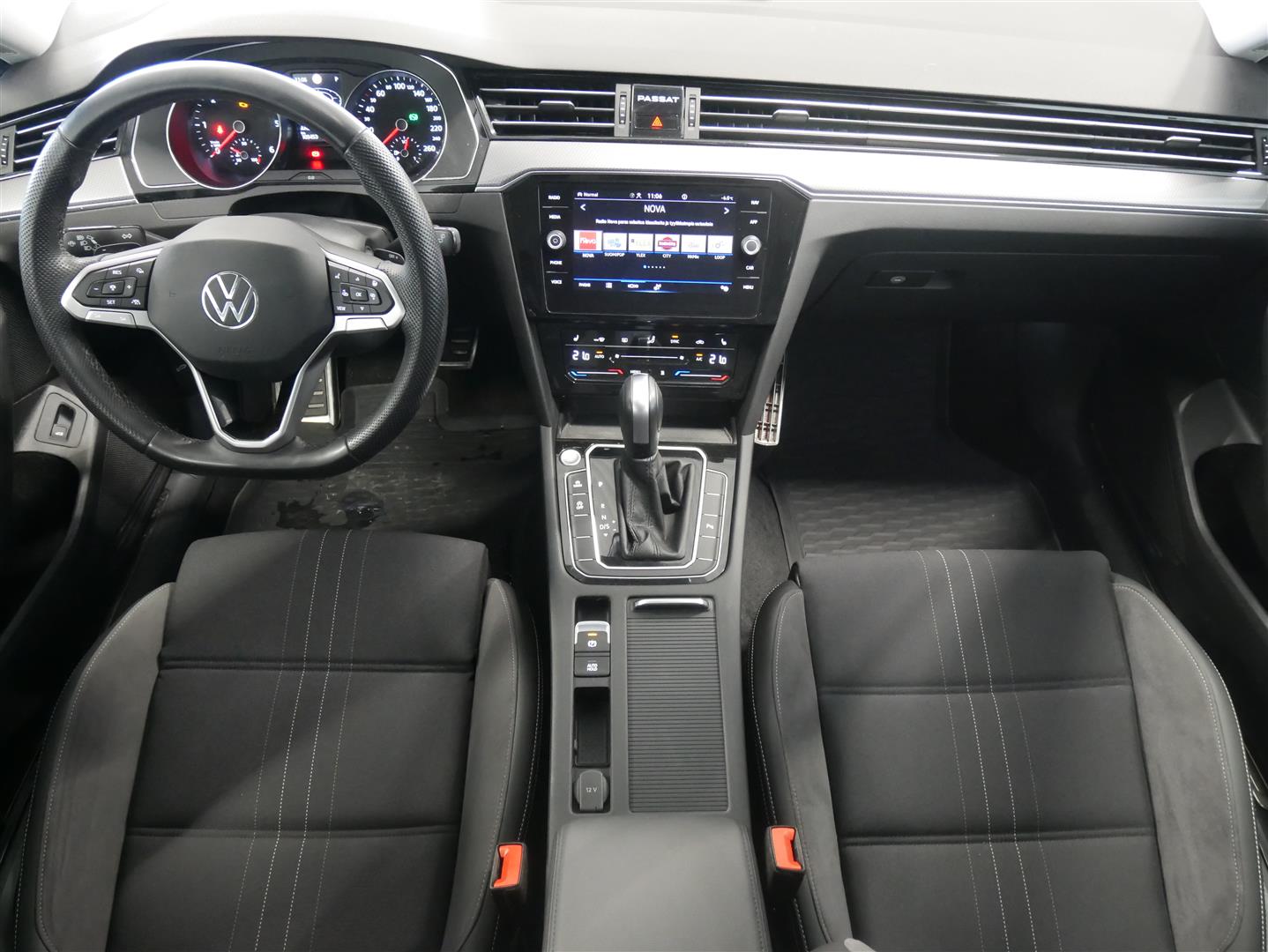 VOLKSWAGEN Passat 2023