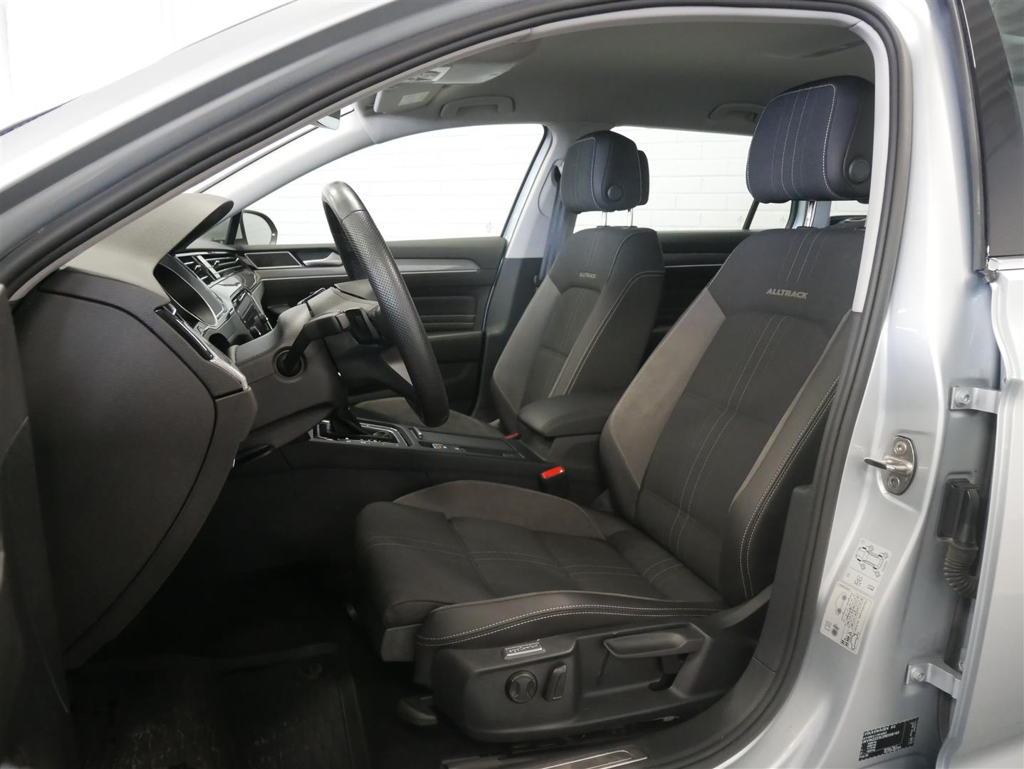 VOLKSWAGEN Passat 2023