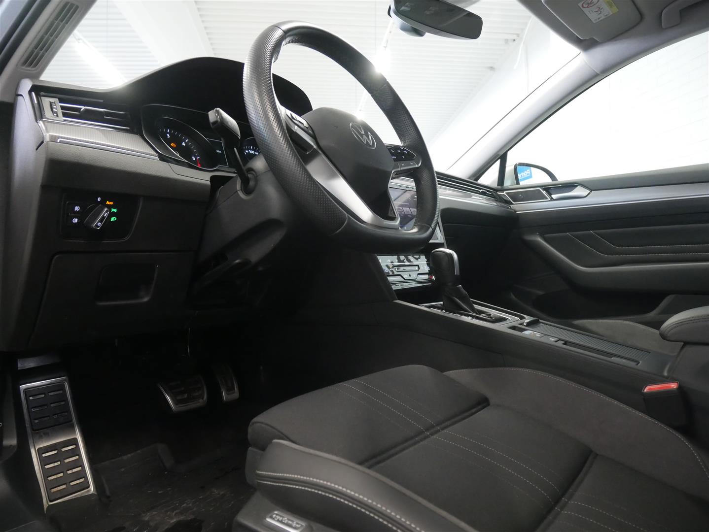 VOLKSWAGEN Passat 2023