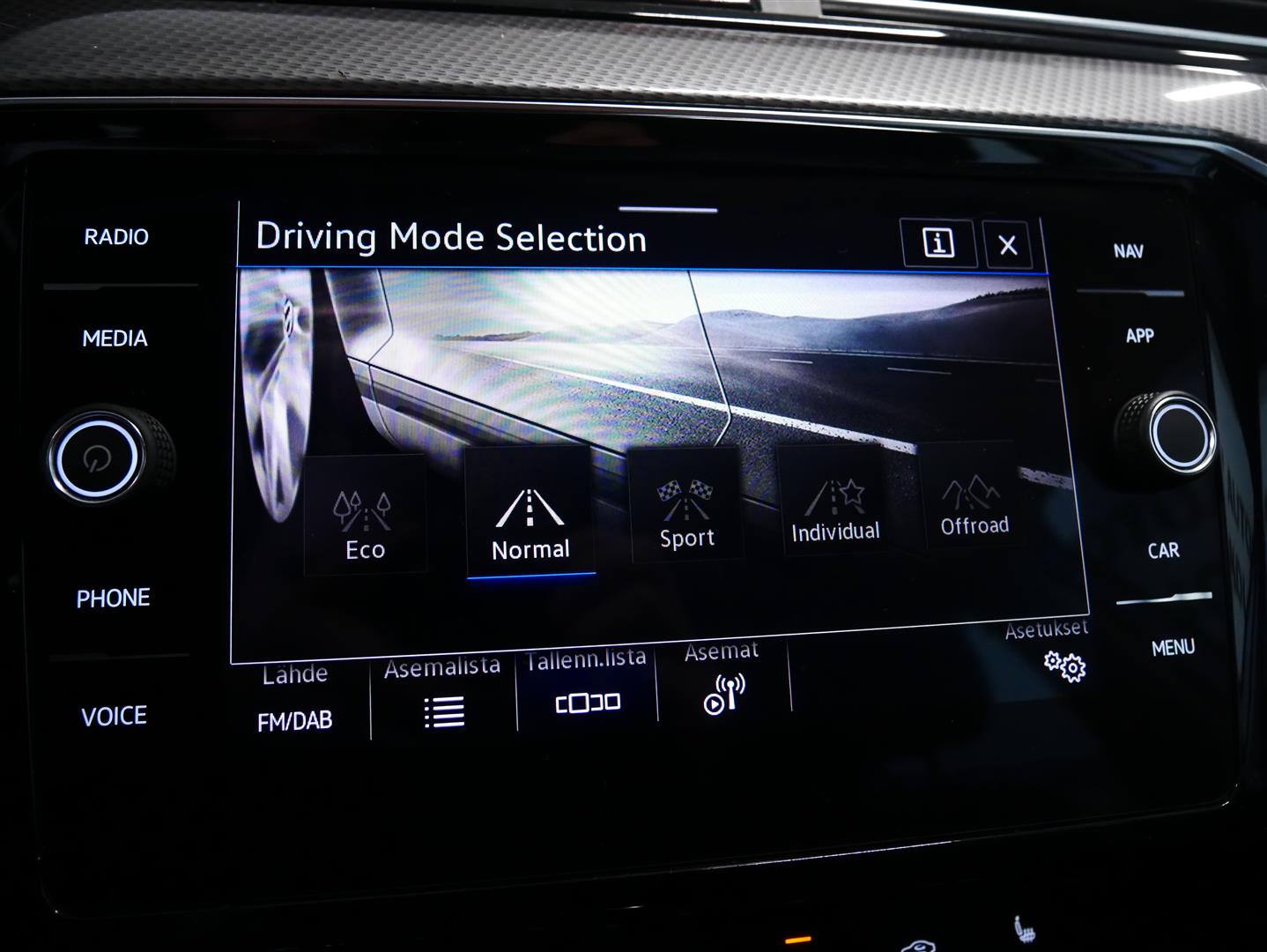 VOLKSWAGEN Passat 2023