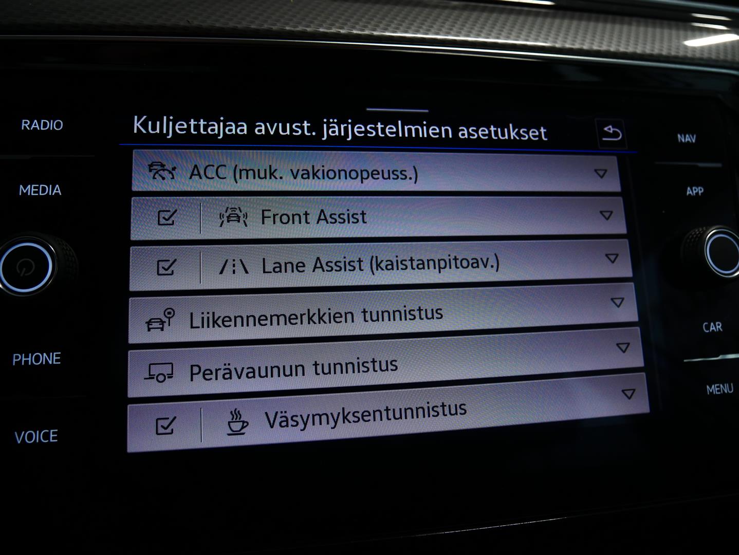 VOLKSWAGEN Passat 2023