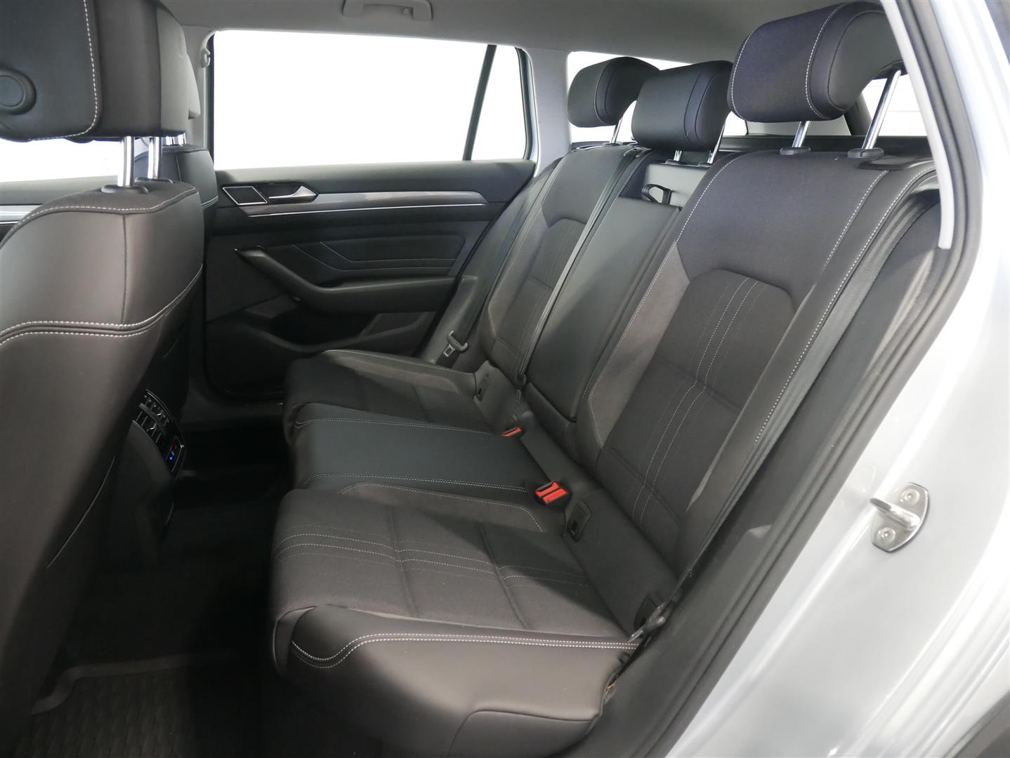 VOLKSWAGEN Passat 2023