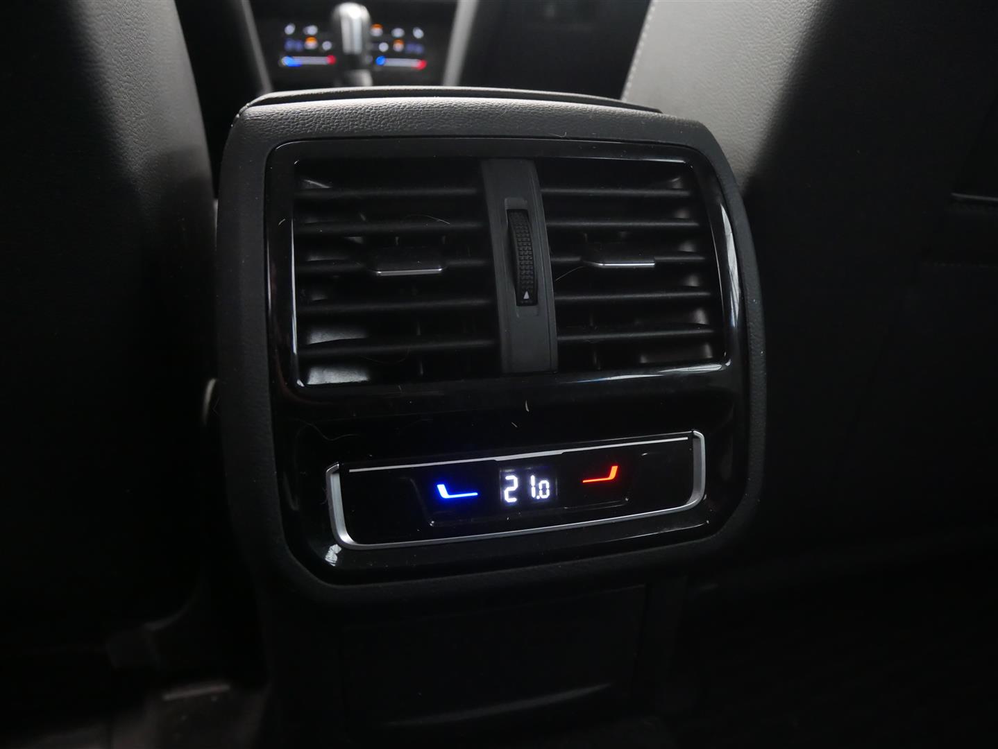 VOLKSWAGEN Passat 2023