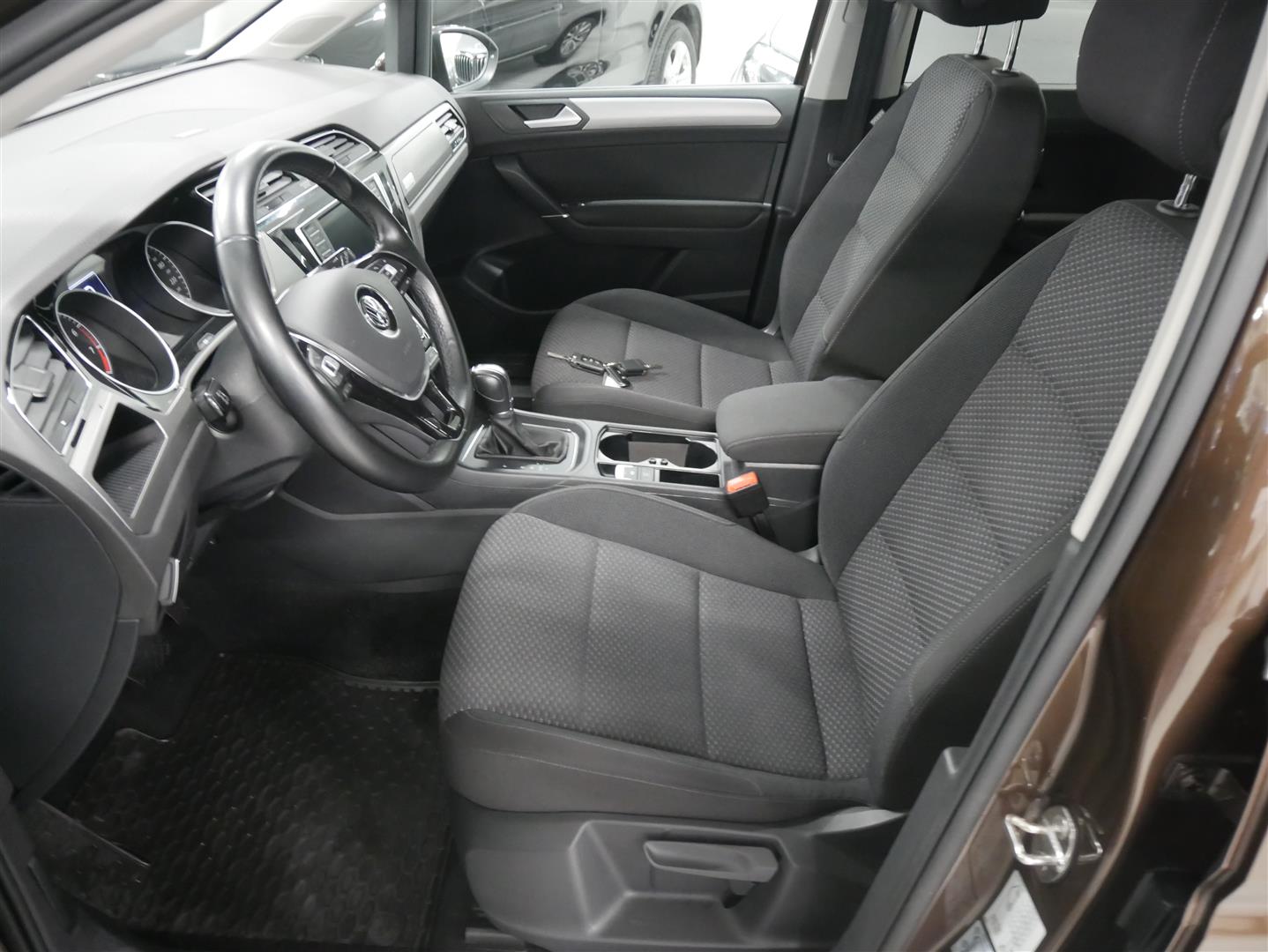 VOLKSWAGEN Touran 2016