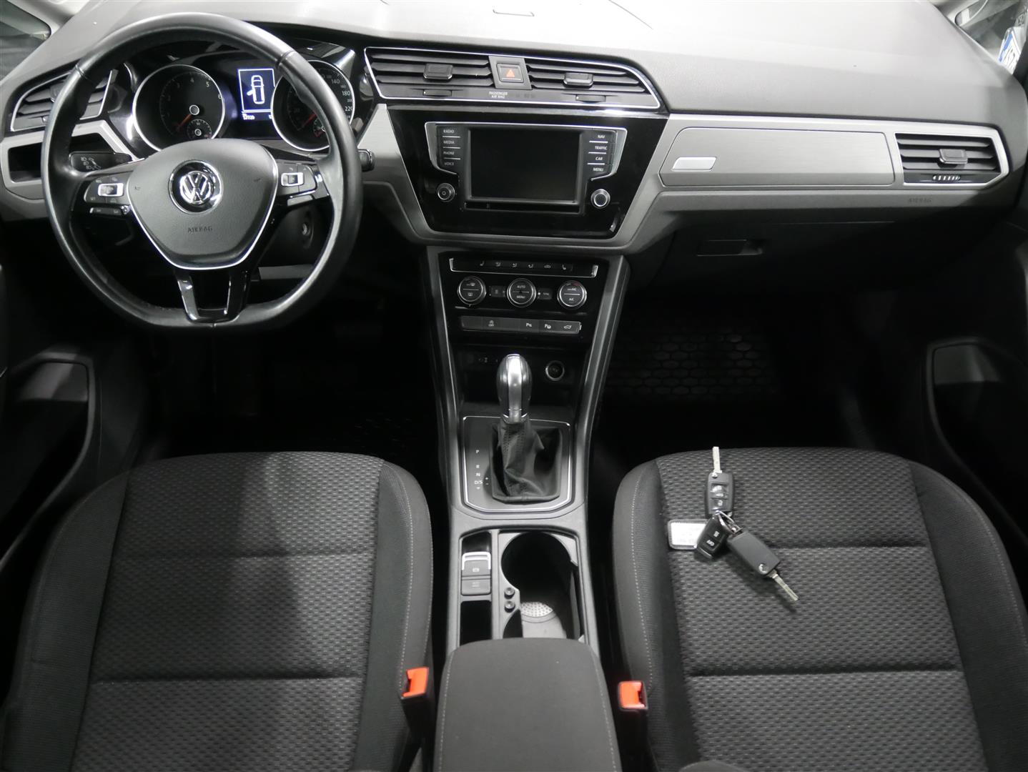 VOLKSWAGEN Touran 2016