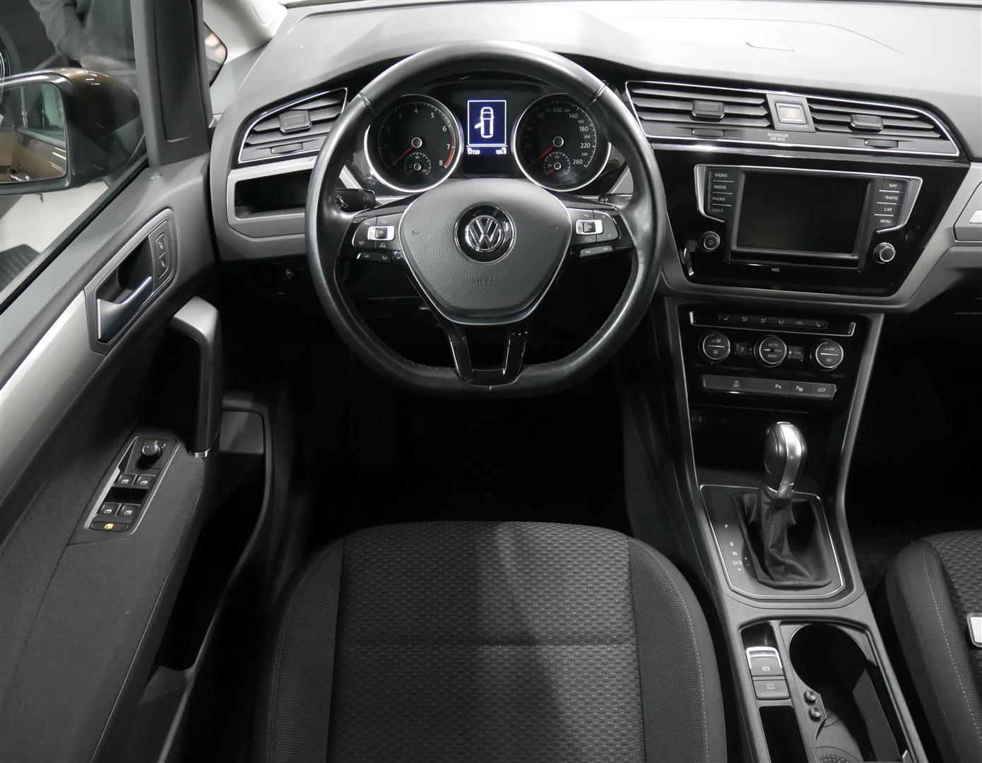 VOLKSWAGEN Touran 2016