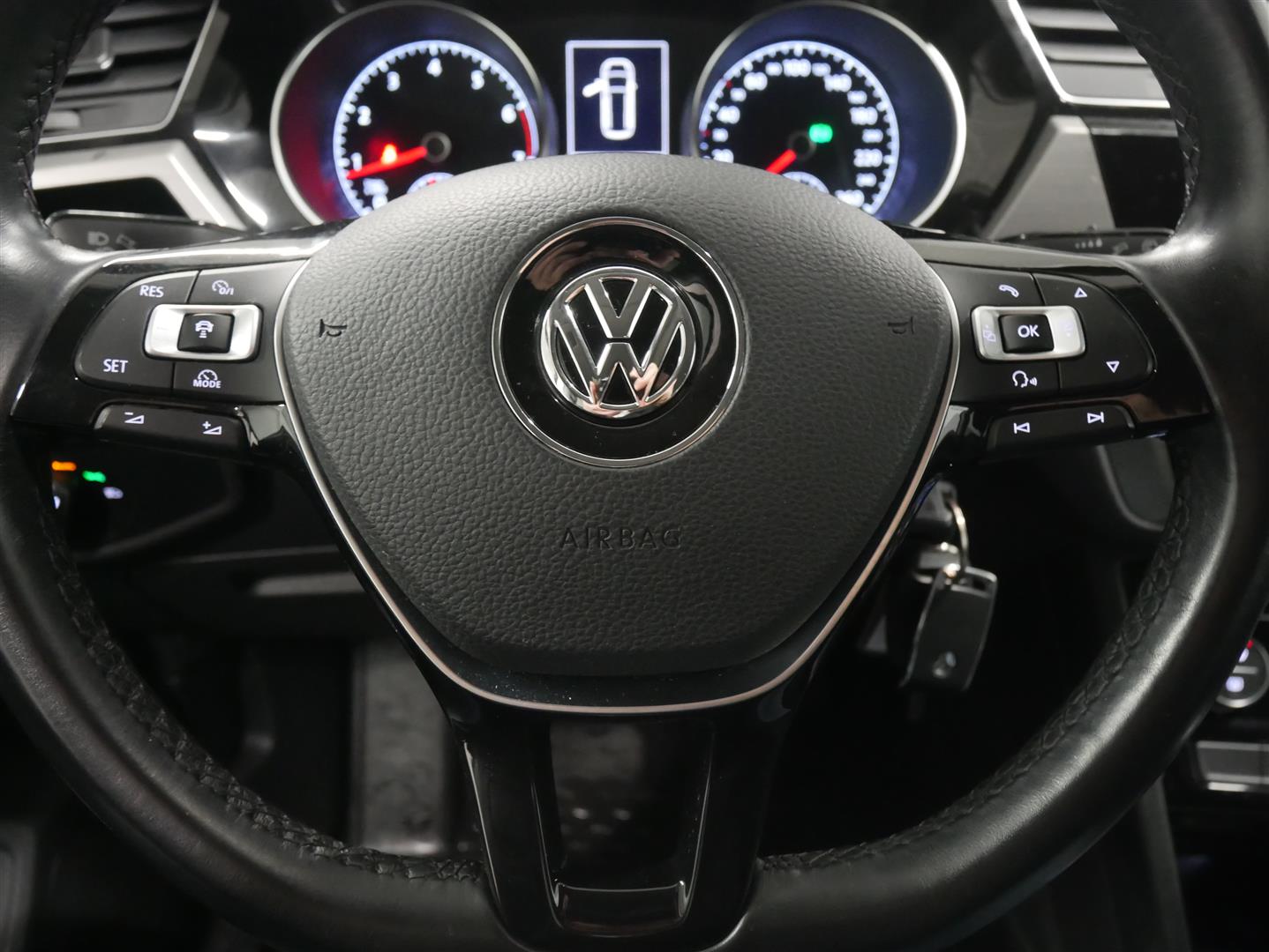 VOLKSWAGEN Touran 2016