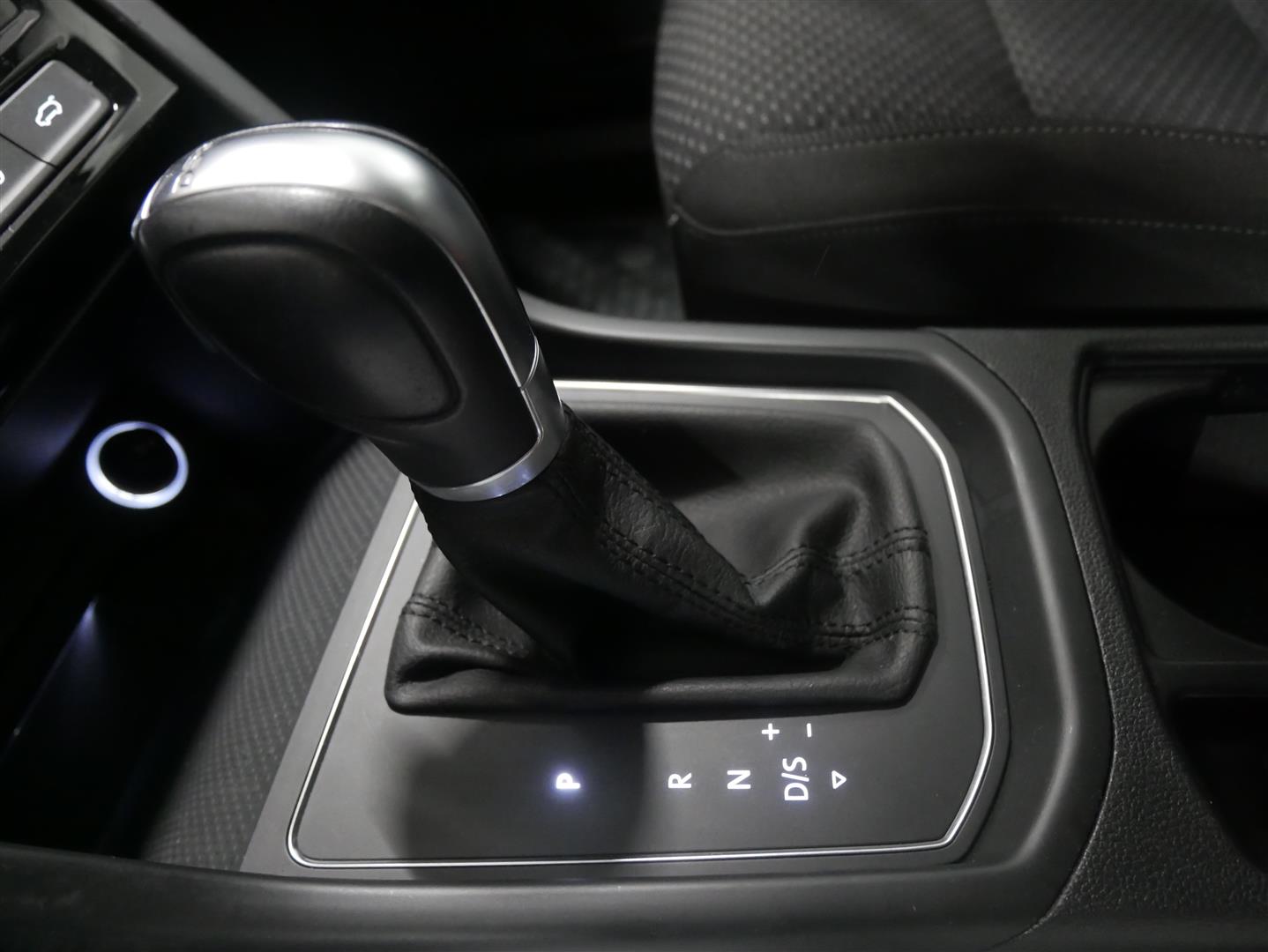 VOLKSWAGEN Touran 2016