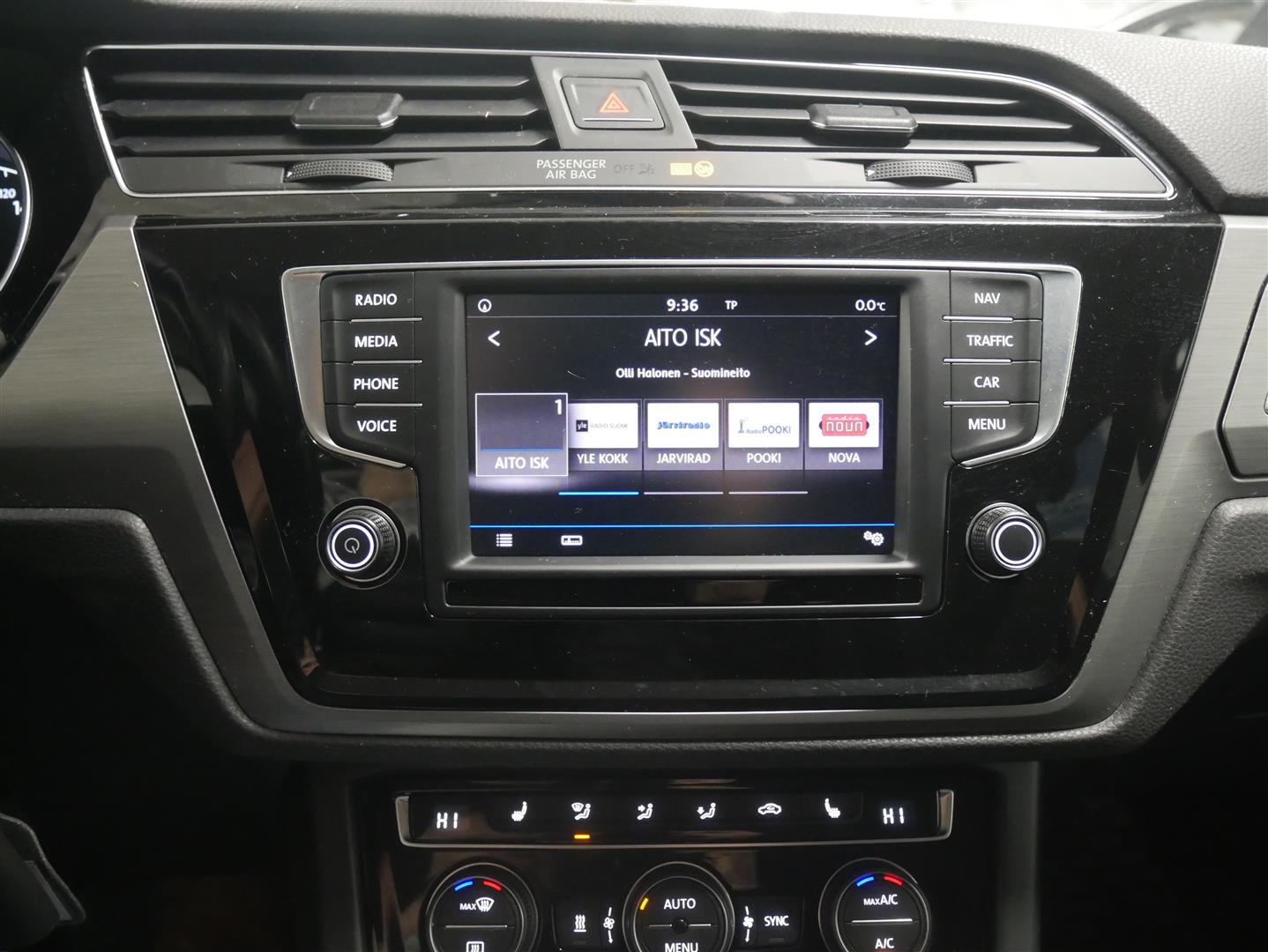 VOLKSWAGEN Touran 2016