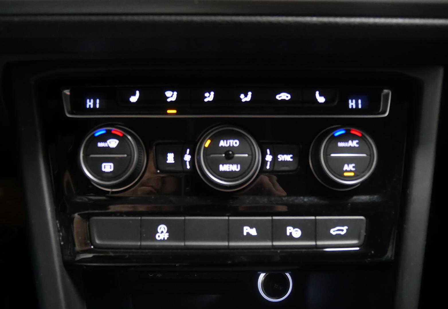 VOLKSWAGEN Touran 2016