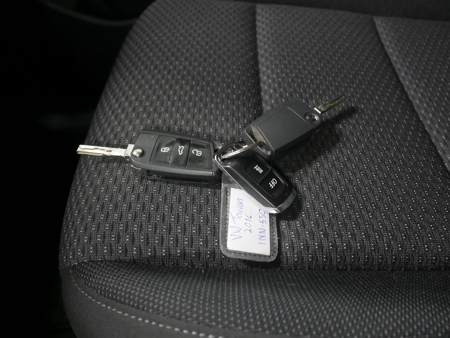 VOLKSWAGEN Touran 2016