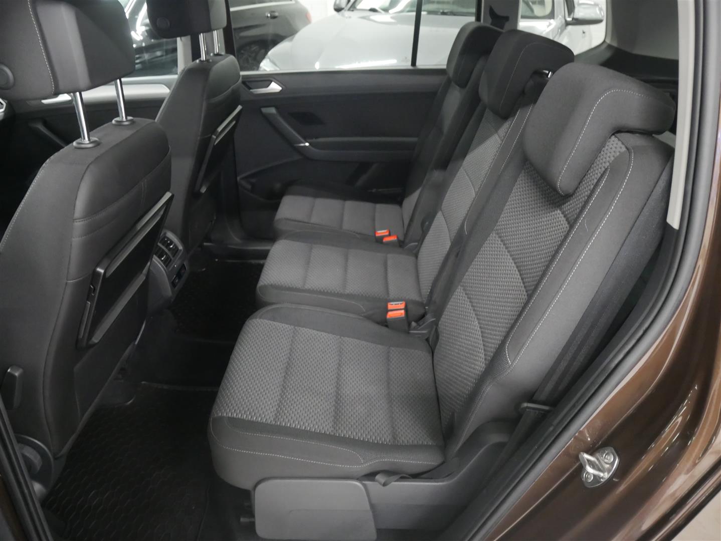 VOLKSWAGEN Touran 2016