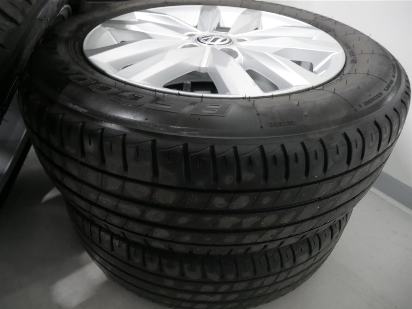 VOLKSWAGEN Touran 2016