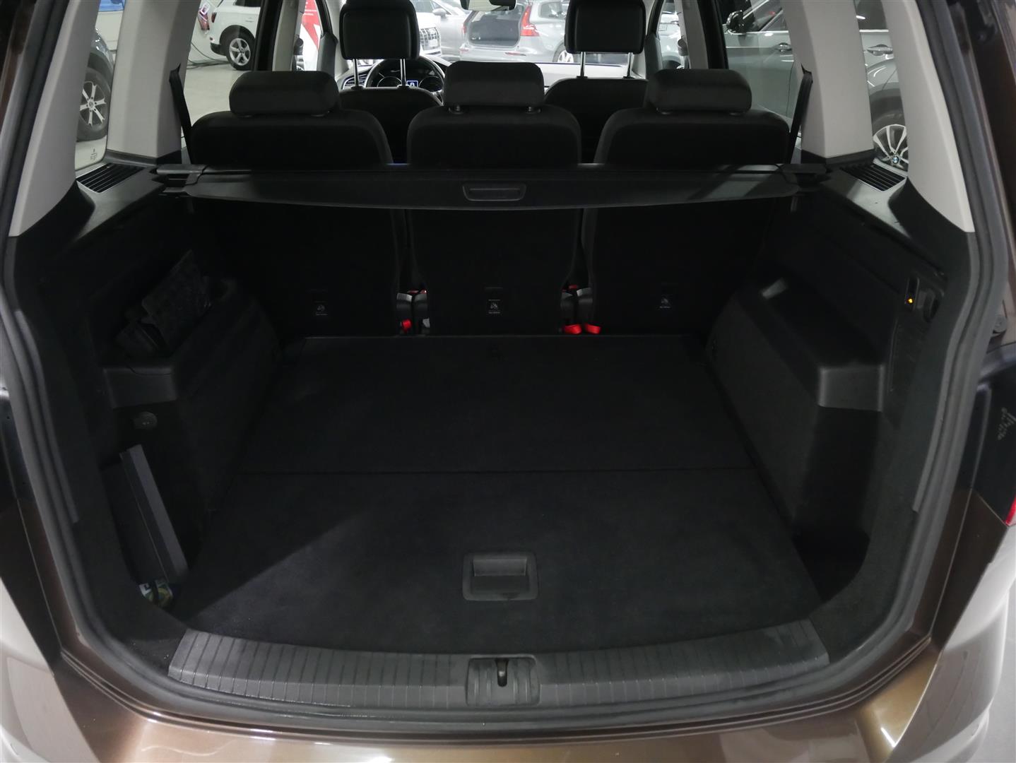 VOLKSWAGEN Touran 2016