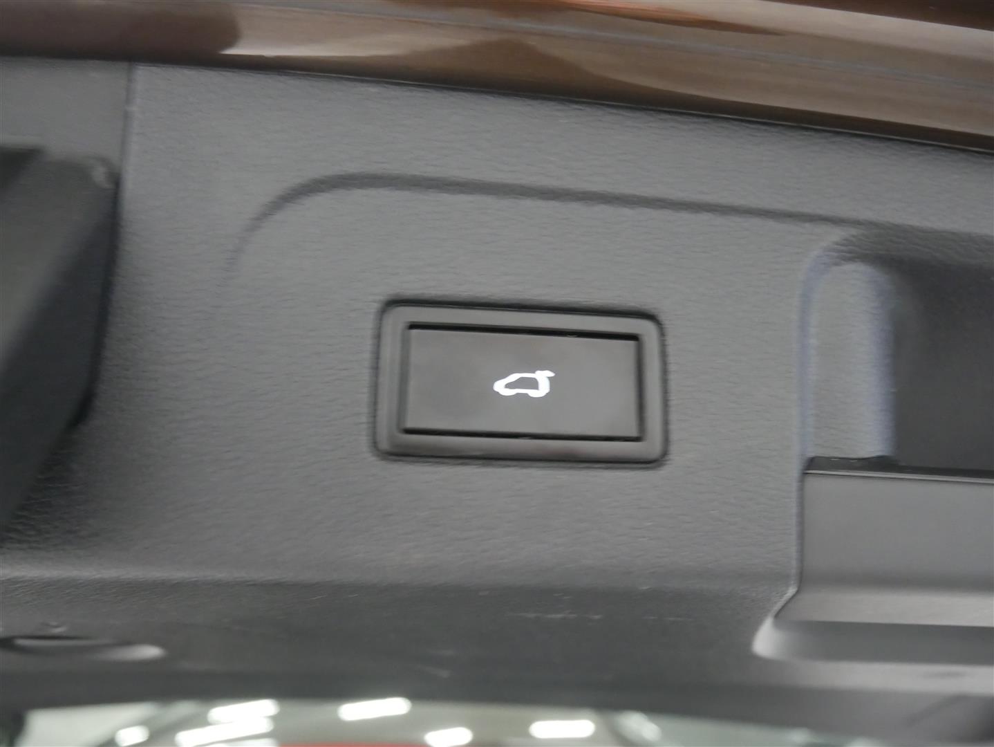 VOLKSWAGEN Touran 2016