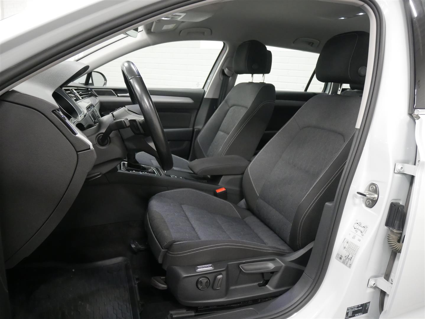 VOLKSWAGEN Passat 2024