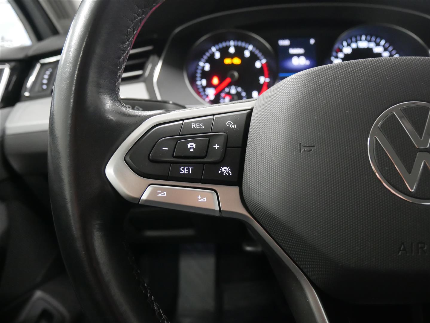 VOLKSWAGEN Passat 2024