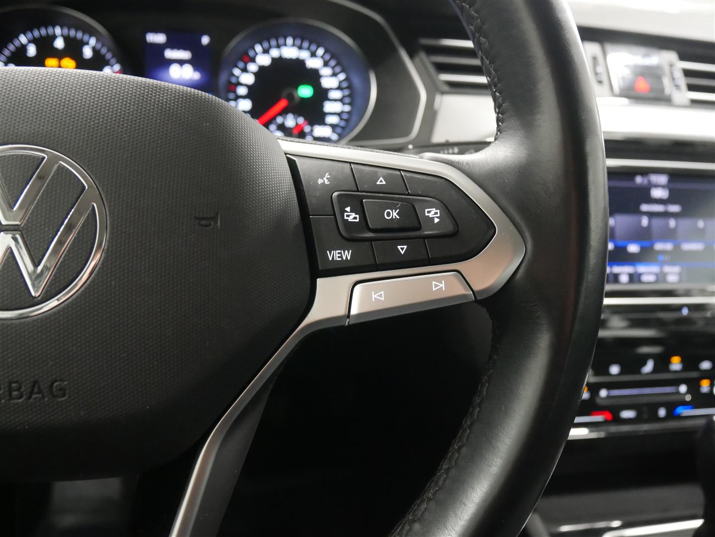 VOLKSWAGEN Passat 2024