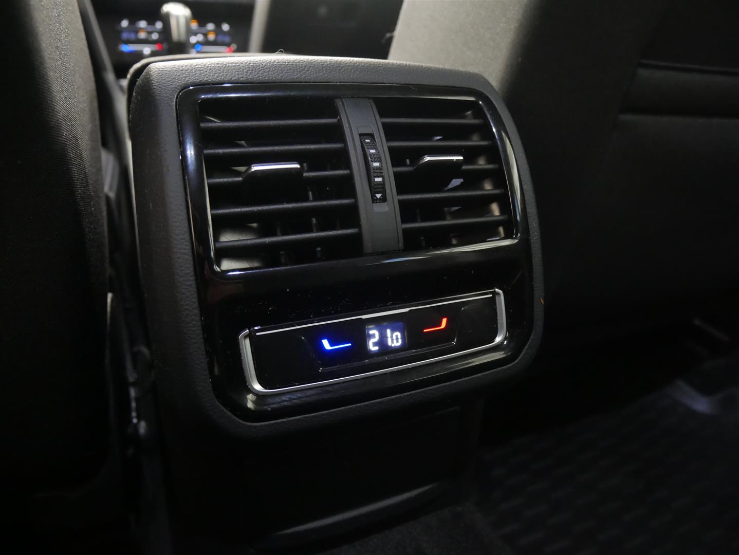 VOLKSWAGEN Passat 2024