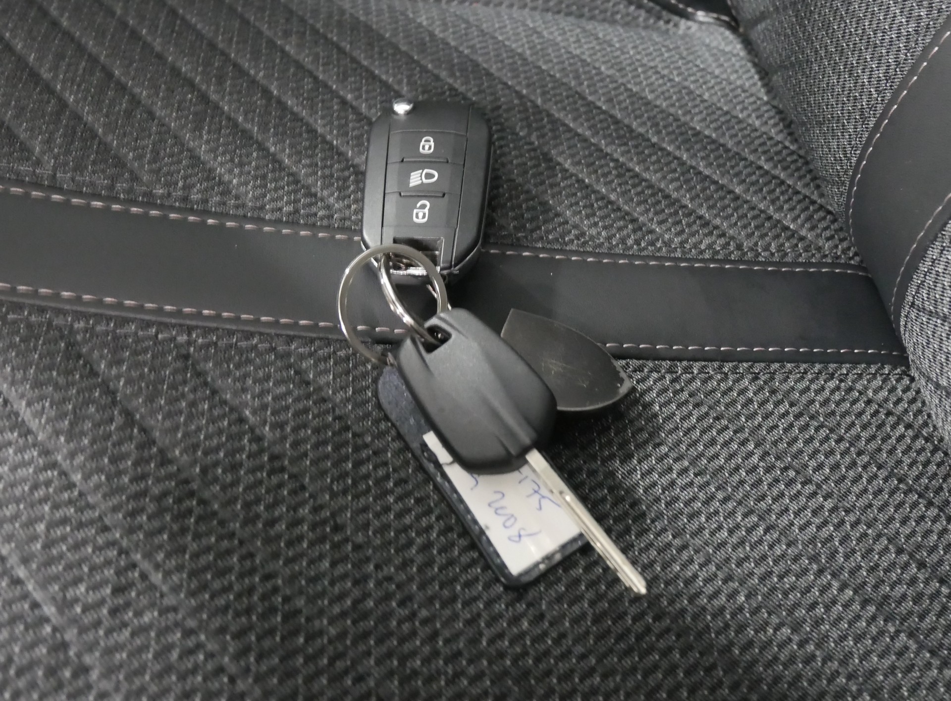 PEUGEOT 2008 2023