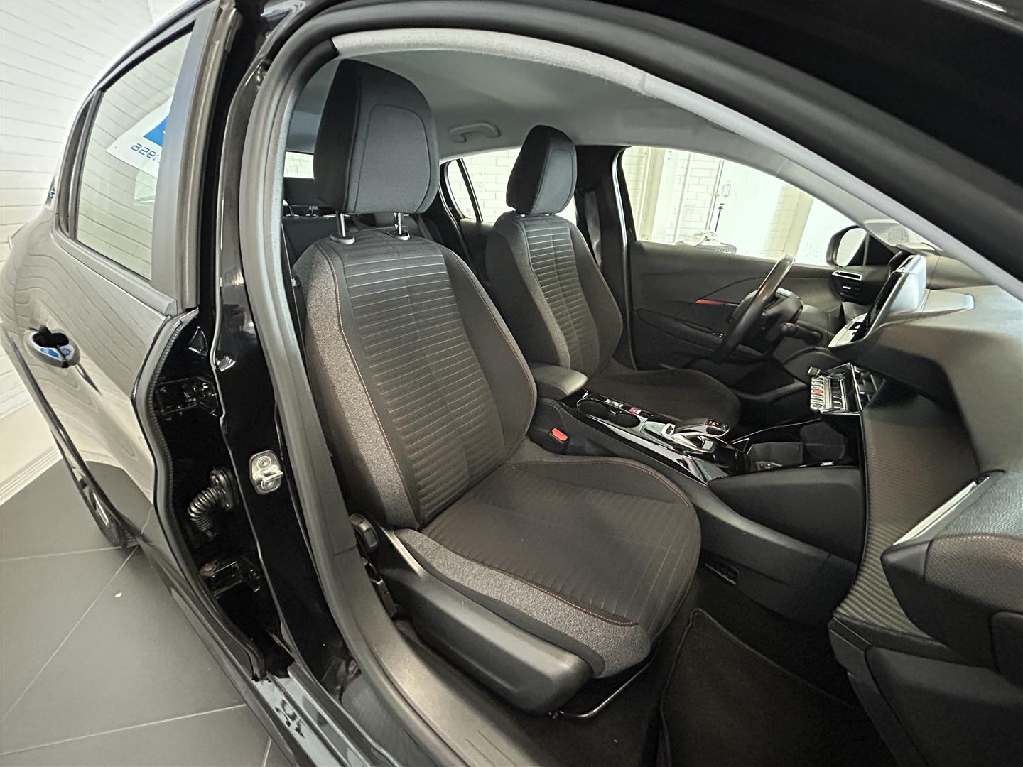 PEUGEOT e-208 2021