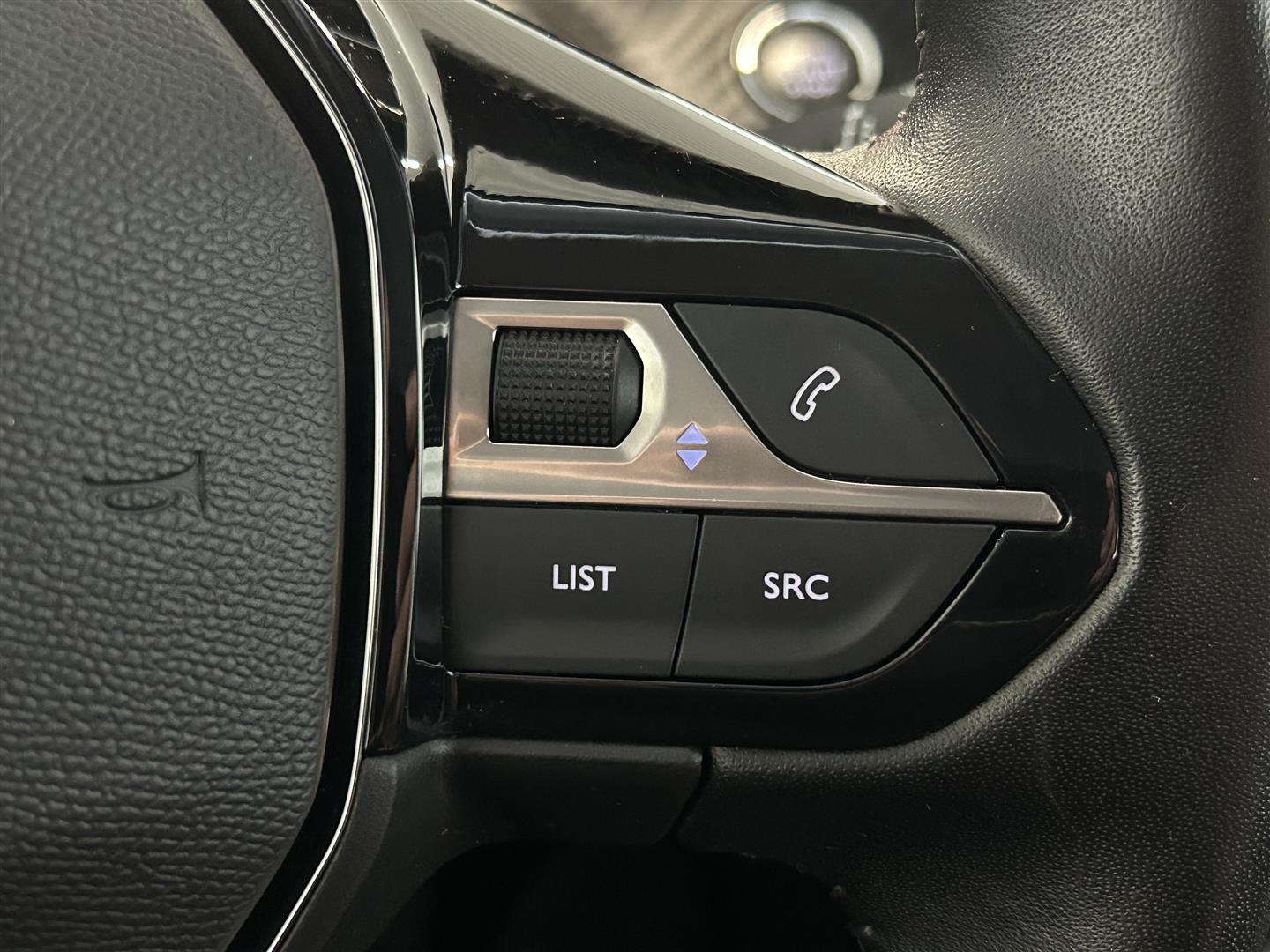 PEUGEOT e-208 2021