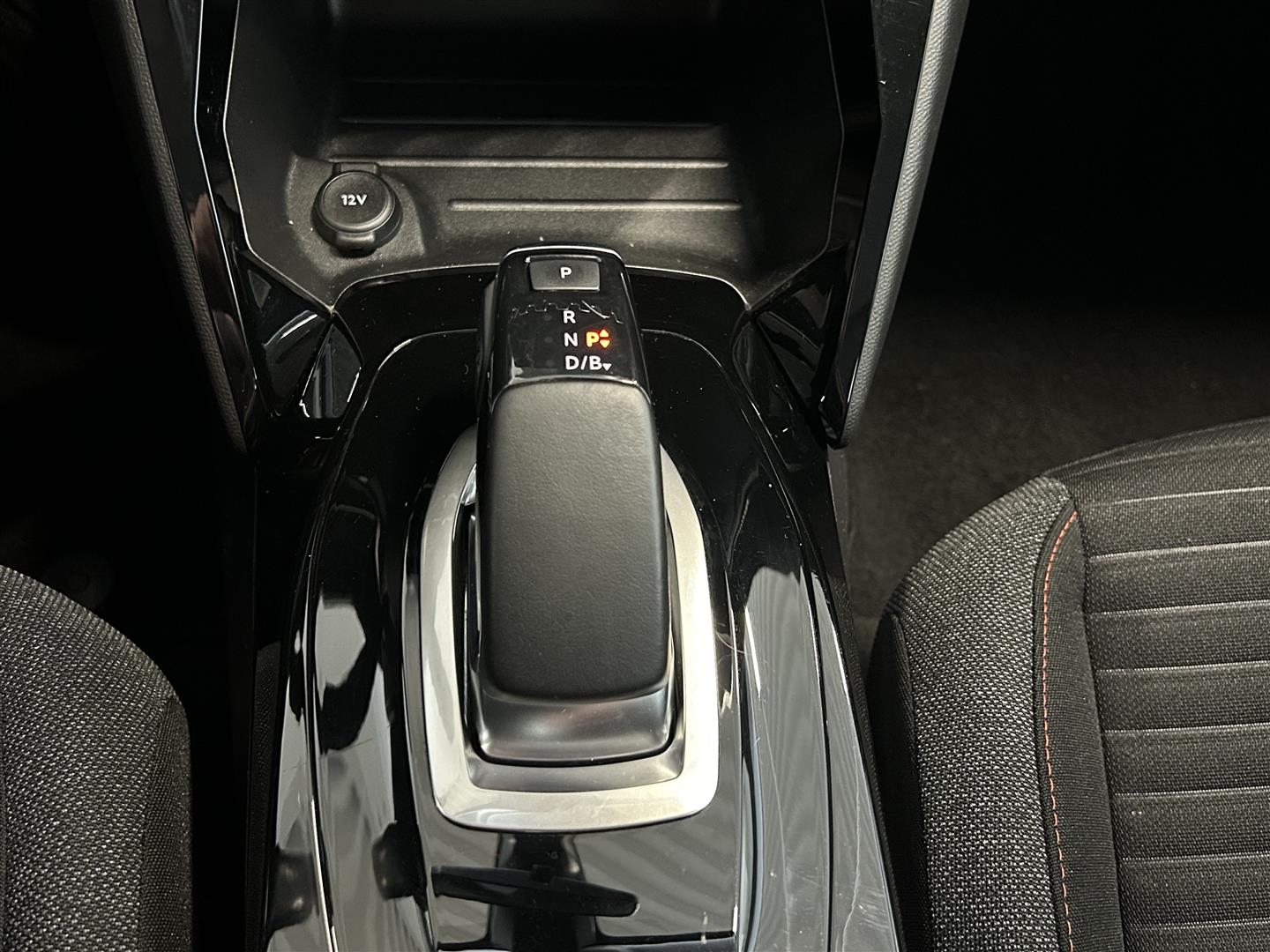 PEUGEOT e-208 2021