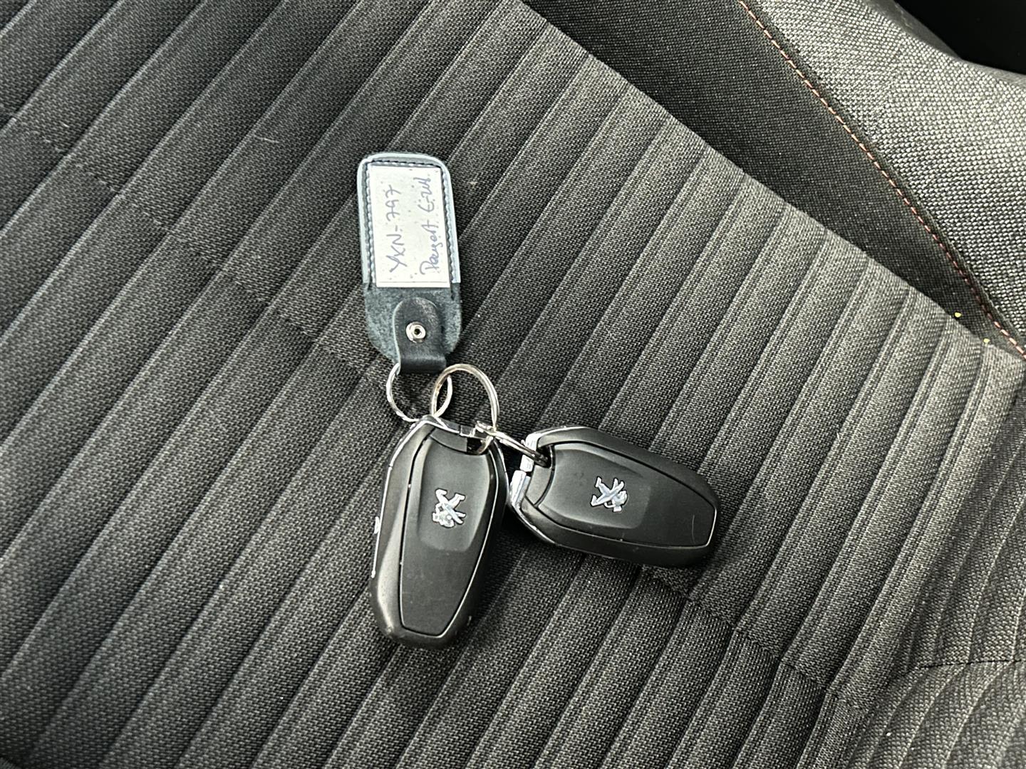 PEUGEOT e-208 2021